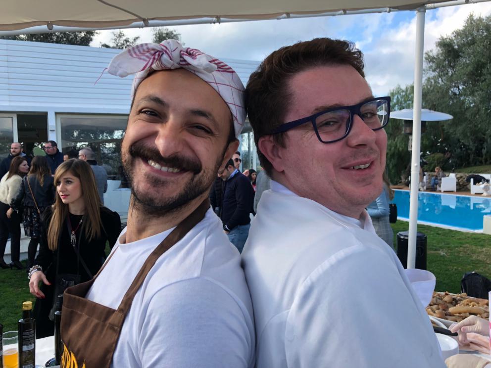 Galleria fotografica






La cena prologo di Pig Calabria è stata preparata al De Gustibus di Palmi. Nella foto Armando e Maurizio Sciarrone, figlio e padre









Padre e figlio della Macelleria Arturo di Campo Calabro (Reggio Calabria) preparano la caddara tradizionale a Villa Rossi. A sobbolire, le frittole, tutti i tagli del maiale









Luca Abbruzzino, chef del ristorante Abbruzzino di Catanzaro, tra Enzo e Renato Ioppolo della Macelleria Fratelli Ioppolo di San Giorgio Morgete (Reggio Calabria), telefono +39.0966.935101









Il motto è noto: del maiale non si butta via nulla









Luciano Monosilio (Pipero, Roma) prepara il su Bao ai piedini di maiale con salsa thai









E intanto fuori la caddara sobbolle









Sulla postazione di Angelo Sabatelli (Angelo Sabatelli, Putignano, Bari), girelle di topinambur e una montagna di ‘nduja









Ruggiero mette a punto la Cotenna soffiata









Costina di maiale glassata col liquido di cottura della frittola, aglio fermentato, puntarelle di Antonio Biafora (Biafora, San Giovanni in Fiore, Cosenza)









Costina glassata e crumble di pane alla camomilla di Gennaro Di Pace, Osteria di Porta del Vaglio a Saracena (Cosenza)









Taco di castagna, maiale, mela verde e maionese di ostriche di Luca Abbruzzino









Cotenna soffiata con mentuccia, provolone, sardella alla ‘nduja, limone e arancia di Mauricio Zillo (A Mere, Parigi)









Pancia di maiale fondente, spuma di patate, amaro del capo, finocchietto, capperi e meringa alle olive di Giacomo Sacchetto, sous chef di Casa Perbellini a Verona









Diego Rossi, diviso tra il green egg all’aperto e l’impiatto nella postazione interna…









… per preparare la sua Verza bruciata con orecchie di maiale, lenticchie fritte, peperone crusco e bergamotto, da chiudere alla maniera di un sandwich









Il giacimento di carne di maiale nel giardino di Villa Rossi









Birre firmate dal birrificio Gli Sbronzi di Reggio Calabria. Si spillavano Ipa e Saison al bergamotto









Fegato di maiale, delizioso









Polpettine di maiale. Una tira l’altra









Salvatore Avallone, chef del ristorante Cetaria di Baronissi (Salerno) coi suoi finger di maiale e gamberi









Nino Rossi, padrone di casa






