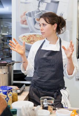 Galleria fotograficaCoda fuori dallo showroom Agape, via Statuto 12, per il piatto di Andrea BertonIl piatto di Berton:&nbsp;Focaccia di Recco con controfiletto di manzo crudo e composta di pomodoro piccanteAndrea BertonArclinea, corso Monforte 28: si preparano i fratelli&nbsp;Christian e Manuel Costardi, cuochi del ristorante Cinzia di VercelliL'imbuto di metallo per infilare il risotto nel barattolo warholiano. Alle spalle di Christian Costardi, Giulia Corradetti di Magenta BureauCostardi&rsquo;s tomato rice (omaggio a Andy Warhol)Manuel e ChristianLa gente godeCesar in via Larga 23, presidiato da&nbsp;Giovanni Ruggieri del ristorante RefettorioGiovanni Ruggieri con la sua&nbsp;Crema di patate con tarassaco all&rsquo;aceto di moscato, asparagi e salsa al crescioneGiovanni RuggieriTutti da Dada in via Larga, angolo piazza Santo Stefano, per&nbsp;Fabio Pisani e Alessandro Negrini di Aimo e NadiaFabio PisaniSpaghetti di Benedetto Cavalieri in cous cous con mozzarella di bufala campana, pomodori pugliesi &ldquo;al filo&rdquo; e profumo di limoni della CostieraLa granelle di cous cous &egrave; ricavata da spaghettoni frullati a crudoDa De Longhi, via Borgogna 8, c'&egrave; Alice Delcourt dell'Erba BruscaAlice Delcourt