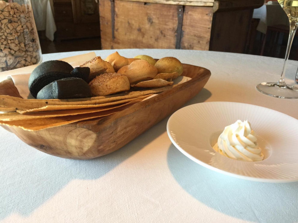 Galleria fotografica






Sulla destra, Spugna di pistacchio salato di Niko Romito (foto Tanio Liotta). Romito sarà relatore a Identità Milano









Pane, burro e alici di Yoji Tokuyoshi (foto Tanio Liotta)









Gli appetizer a base di pollo di Andrea Ribaldone, che sarà relatore a Identità Milano









Canocchie, acqua di pomodoro e verbena essiccata di Gianluca Gorini (foto Tanio Liotta). Gorini sarà relatore a Identità Milano









Yin Yang di gamberi rossi, quinoa allo zenzero e avocado con leche de tigre al mango di Italo Bassi (foto Aromicreativi)









Gambero, olio di semi di fragola e Campari di Riccardo Camanini (foto Brambilla-Serrani). Camanini sarà relatore a Identità Milano









Orto di lumache di Norbert Niederkofler (foto Tanio Liotta). Niederkofler sarà relatore a Identità Milano









Tartare di Fassona all'acqua cotta di porcini di Carlo Porcu (foto Tanio Liotta)









Subioti di farro, ribes, origano cretico, succo di fagiolini e trota salmonata grattugiata di Oliver Piras (foto Tanio Liotta). Piras sarà relatore a Identità Milano









Minestra di mare mischiata potente di Marianna Vitale (foto Carlo Passera)









Ravioli di arachidi toscane, ricci di mare e ristretto di pollo ruspante di Enrico Bartolini (foto Tanio Liotta). Bartolini sarà relatore a Identità Milano









Mezze maniche al brodo di prosciutto, torta fritta e ristretto di balsamico di Terry Giacomello (foto Tanio Liotta)









Risotto napoletano ai sentori di peperone imbottito di Nino Di Costanzo (foto Tanio Liotta). Di Costanzo sarà relatore a Identità Milano









Orzotto ai margini del bosco di Alessandro Dal Degan (foto Tanio Liotta)









Il Risotto alle taggete di Giuliano Baldessari (foto Carlo Passera)









Gnocchi di riso saltati con funghi misti, capesante e patate viola di Keisuke Koga (foto Aromicreativi)









Dentice, latte affumicato, cipolla, alloro e bottarga di Luca Abbruzzino (foto Tanio Liotta). Abbruzzino sarà relatore a Identità Milano









Piccione, raguse in porchetta, salsa di sedano rapa e misticanza aromatica di Moreno Cedroni (foto Tanio Liotta). Cedroni sarà relatore a Identità Milano









Lepre cacciata con sfere di olio alla brace, polenta, cannolo alla spuma di yogurt affumicata e crema di prugne di Corrado Fasolato (foto Tanio Liotta)









Arrosto di vitello “al cucchiaio” con polenta e crema tartufata di Ugo Alciati (foto Tanio Liotta)









Pollo in due "culture" peperoni e teriyaki di Francesco Apreda









Pera, aneto, granita al cetriolo, gelato al dragoncello di Marco Ambrosino









Arcimboldo di Franco Aliberti (foto Carlo Passera). Aliberti sarà relatore a Identità Milano






