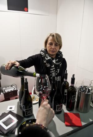 Galleria fotograficaAl centro Davide Oldani del D'O di Cornaredo (Milano) con Oliviero Toscani, fotografo e produttore di vinoGuffanti, storici affinatori di formaggi ad Arona (Novara)Lo spazio espositivo di Acqua Panna e S. Pellegrino. Le illustrazioni sono firmate da Gianluca BiscalchinPastificio dei CampiSelecta, un recinto di bont&agrave; firmate anche da Michele Rotondo, chef della Masseria Petrino di Palagianello (Taranto)Brindisi con Birra Moretti Grand Cru. A destra si riconosce Simone Padoan dei Tigli di San Bonifacio (Verona)Le alchimie pastaiole di Davide Scabin del Combal.Zero di Rivoli (Torino) allo stand Felicetti