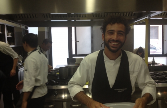 Galleria fotografica






Il nuovo ingresso dell'Osteria Francescana, via Stella 22













La cantina (con una parte) dei vini della Francescana: Bottura affetta per gli ospiti








Davide Di Fabio tra gli spazi della nuova cucina















