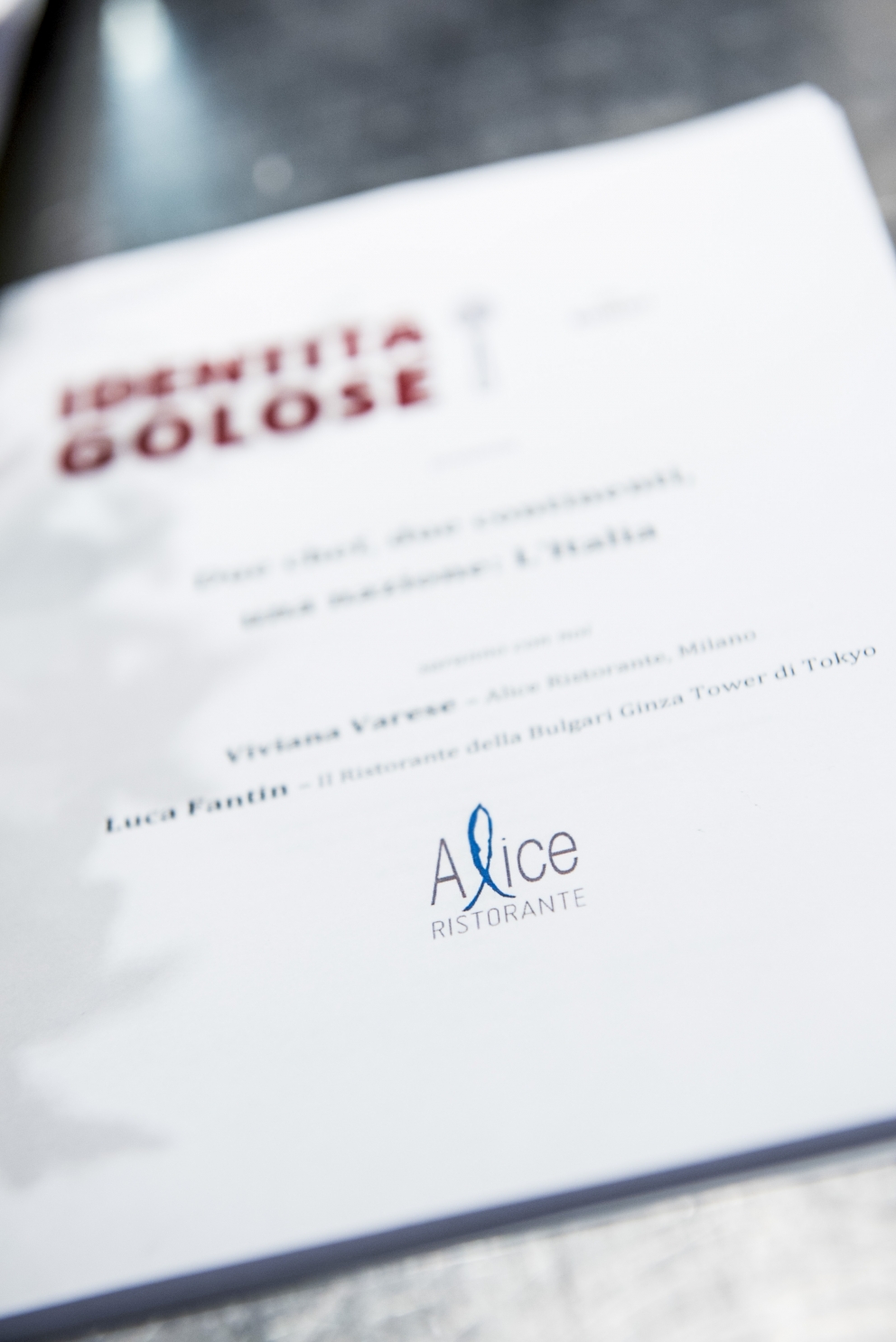 Galleria fotograficaEataly Smeraldo di Milano gremito per la presentazione della guida Identit&agrave; Golose 2015.Sul palco che spesso ospita concerti è di scena questa volta Paolo Marchi, fondatore e curatore della guida. Con lui anche Claudio Ceroni di Magenta Bureau, il braccio operativo di IG.Un'altra immagine, dall'alto......e via all'evento. Claudio Ceroni, al centro, invita sul palco il "padrone di casa" Oscar Farinetti. Coi due anche la presentatrice della serata, Tarsia Trevisan.Poi è la volta di Paolo Marchi, qui con Stefano Peccatori, direttore generale libri di Mondadori Electa, che edita la guida per il secondo anno consecutivo.Partono le premiazioni. Il primo a salire sul palco &egrave; Fabrizio Ferrari, chef de Al Porticciolo 84 di Lecco, a lui va il "Birra in cucina", premio Birra Moretti. Glielo consegna Alfredo Pratolongo, Direzione comunicazione e affari istituzionali di Heineken Italia.Sono tre i premiati, invece, da Ruinart (per mano del senior brand manager, Riccardo Caliceti, sulla destra) per la Migliore carta dei vini e dei distillati: Walter Meccia, Edoardo Boncinelli e Gabriele Fedeli, de Il Palagio, ristorante del Four Seasons di Firenze.&nbsp;Grandi applausi per il Migliore sommelier. Che &egrave; una donna, la giovane Elisa Bellavia del Cinzia - Da Christian e Manuel&nbsp;di Vercelli. A premiarla &egrave; Carlo Bianchi, Area manager NordOvest di Cavit.Il premio Ebnt va al Miglior ma&icirc;tre, in questo caso Maniel Miliccia, sorridente sulla destra: lavora al Piazza Duomo di Alba (Cn). A consegnargli il riconoscimento &egrave; Alfredo Zini, presidente dell'Ente bilaterale nazionale turismo.Piero Gabrieli, direttore marketing di Molino Quaglia, consegna poi il premio Petra-Molino Quaglia per il Miglior cestino del pane a Monica Magnini, del ristorante Guido da Costigliole di Santo Stefano Belbo (Cn).E' il turno della Sorpresa dell'anno, che giunge dalla Romagna: a Montiano (Fc) c'&egrave; infatti il ristorante Le Giare di Gianluca Gorini, discepolo di Paolo Lopriore. Per lui il premio Bonaventura Maschio direttamente dalle mani di Anna Maschio, una delle giovani anime dell'azienda di famiglia.Il Migliore chef straniero viene dalla Francia, da Parigi per la precisione: si tratta di David Toutain, dell'omonimo ristorante, nella foto in compagnia della nostra Cinzia Benzi e di Romana Tamburini (sulla destra), presidente Surgital Spa, che gli consegna il premio Surgital-Divine Creazioni.&nbsp;Miglior sous chef per la guida 2015 &egrave; Simone Nebbia del S'Apposentu di Casa Puddu, il ristorante di Roberto Petza. a Siddi (Vs). A consegnargli il premio Zafferano 3 Cuochi &egrave; Paolo Daperno, direttore generale Bonetti Spa.Sara Peirone è Top gastronomy manager di Lavazza: la persona giusta per celebrare il Miglior pasticcere, il bravo Luca De Santi, che lavora Al Mercato e al Ratanà, entrambe insegne milanesi.Si assomigliano... s&igrave;, sono fratelli: a Elia e Matteo Rizzo, de Il Desco di Verona, va il premio "Giovane famiglia" della Casa vinicola Zonin.E' il turno del Miglior chef dell'anno, un volto parzialmente nuovo, perch&eacute; &egrave; italiano (della provincia di Treviso) ma lavora dal 2009 in Giappone, al Bulgari Ginza Tower di Tokyo: &egrave; Luca Fantin, lo abbiamo intervistato qui. Conquista il premio Consorzio Grana Padano, a porgerglielo &egrave; il presidente del Consorzio stesso, Cesare Baldrighi.La Migliore chef invece arriva dal profondo Sud... proprio come il nome del suo ristorante, Sud appunto, a Quarto (Na). Si tratta di Marianna Vitale, a sinistra, premiata da Barbara D'Amico, Marketing manager Italia di Acqua Panna-S. Pellegrino.Ultimo riconoscimento per il Miglior giornalista dell'anno, anche in questo caso un volto femminile: quello di Laura Lazzaroni, de L'Uomo Vogue, cui Alessandro Marzotto, responsabile Hospitality e wine shops del Gruppo Santa Margherita, consegna l'omonimo premio.Foto di gruppo di tutti i premiati......ed ecco il riconoscimento che si sono conquistati.Prima della sfilata dei premiati Paolo Marchi aveva parlato della guida 2015: nuova grafica, tanti contenuti da leggere, come sempre. Tra essi, le "Storie di gola", racconti delle citt&agrave; con il gusto come filo conduttore, scritto da personalit&agrave; dell'enogastronomia non solo italiana. Tante le firme illustri (Torino di Marco Bolasco, Milano di Pier Bergonzi, Cortina D'Ampezzo di Paolo Marchi, Firenze di Marco Stabile, Napoli di Nino Di Costanzo, Parigi di Enzo Vizzari, Londra di Jason Atherton, Montr&eacute;al di Marie Claude Lortie, Tokyo di Yasuhiro Sasajima, Chicago di Tony Montuano, New York di Mario Batali) tra cui quella di Alessandro Pipero, che ha narrato la sua Roma.Prima ancora Claudio Ceroni aveva parlato delle numerose iniziative targate Identit&agrave; Golose durante l'Expo. Sul palco con lui era intervenuto Alessandro Mancini, direttore Ticketing e Turismo della Expo 2015 Spa.Finita la cerimonia, Paolo Marchi firma qualche copia del suo nuovo libro, XXL. 50 piatti che hanno allargato la mia vita, edito da Mondadori.&nbsp;Poi tutti all'assaggio, perch&eacute; i ristoranti interni di Eataly Smeraldo per l'occasione ospitano sette superchef (anzi otto), che preparano altrettante specialit&agrave;: i premiati Gianluca Gorini, Fabrizio Ferrari, Luca De Santi, Marianna Vitale e Simone Nebbia, la padrona di casa Viviana Varese e anche i fratelli Christian e Manuel Costardi. Nella foto &egrave; quest'ultimo, intento a preparare un Carnaroli ai bocconcini di coniglio, foie gras, crema di formaggi piemontesi e riduzione di vino.&nbsp;