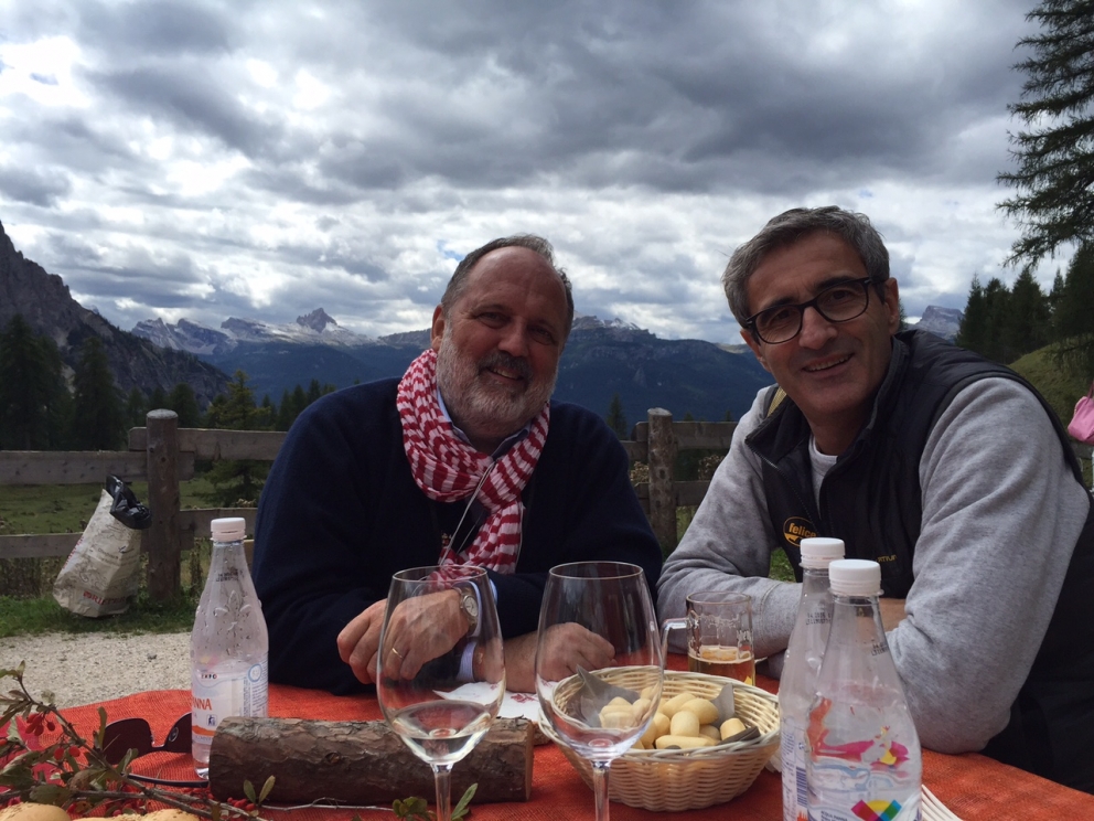 Galleria fotograficaIn attesa della cena, Paolo Marchi, Ludovica Rubbini (El Brite de Larieto, Cortina), Cristian Deflorian (Felicetti), Davide Scabin (Combal.zero a Rivoli, Torino)&nbsp;e Riccardo Felicetti (Monograno Felicetti)Ultimi ritocchi al ristorante&nbsp;a La Corte del Lampone del Rosapetra Resort di Cortina, chef&nbsp;Alessandro FavrinPEZZI DA NOVANTA. Norbert Niederkofler e Davide Scabin, coautori della cena al RosapetraIn primo piano, Alfio Ghezzi della Locanda Margon di Trento, alle sue spalle Riccardo Gaspari del Brite de Larieto di Cortina, altri due assi nella brigata di cucina di Identit&agrave; Cortina 2SI PARTE. Il benvenuto multiplo dello chef di casa Alessandro Favrin: La quaglia sale in Ampezzo, Battuta di manzo ai frutti di bosco e con mantecato allo stravecchio ampezzano, Canederli in ricotta su spuma di parmigiano. Non inquadrato, il&nbsp;Chupa chups al fegato grasso d'oca e noccioleIl Panino al formaggio di Gaspari, un gioco sulle consistenze del formaggioLa Tagliatella Transalp Express. Ovvero, se le tagliatelle Monograno Felicetti vanno in montagna, il primo piatto di Davide Scabin: sul fondo, ganache di porcini e finferli, tagliatelle condite con burro crudo all'acciuga, polvere di nocciole tostate con polenta croccante e&nbsp;Grauk&auml;se, gemma di pino fresca. In cima, una patata ratta affumicata, a lato una foglia di lattuga di mare. Accanto, non inquadrata, &egrave; servita una salsiera con zuppa di fagioli cotta con le alghe, da dosare a piacere. Un primo giocato su 4 o 5 acidit&agrave; diverseIl Salmerino alpino, carpione di cipolla e salsa agra di uova di trota di Alfio Ghezzi &egrave; fedele al dettame di Gualtiero Marchesi: cercare di (ri)mettere il pi&ugrave; possibile un prodotto all'interno del suo ambiente naturaleIl Filetto di cervo con ribbla di patate, mirtilli selvatici e funghi di Norbert Niederkofler, chef del ristorante St. Hubertus dell'hotel Rosa Alpina di San Cassiano (Bolzano)L'Omaggio alle Dolomiti di Alessandro FavrinI vini in abbinamento per tutta la cena: sugli scudi, i calici del gruppo Santa Margherita e Cantine FerrariLe acque e le bollicine della serataLa brigata di sala e cucina della cena di Identit&agrave; Cortina 2 al Rosapetra ResortDavide Scabin inizia a preparare la polenta per il brunch della domenica all'agriturismo El Brite de Larieto, al passo Passo Tre Croci di CortinaRiccardo Felicetti e Riccardo GaspariPROVA COTTURA. Felicetti, Gaspari e Favrin in cucina al BriteOliver Piras (a sinistra) e Alessandra Del Favero&nbsp;del ristorante Aga di San Vito di Cadore (Belluno)CHE COLORI. La carota in carpione di carota su finta (e commestibile) corteccia di Oliver Piras&nbsp;La Polpetta di rapa rossa alle erbe di PirasIl padrone di casa Riccardo Gaspari si prepara a roteare gli spaghetti nella pentolaIl Nido del bosco, ovvero gli Spaghetti aglio (poco) e olio di pino mugo di Riccardo&nbsp;GaspariIl Tortello ripieno con capretto di&nbsp;Alessandro FavrinScabin rifinisce la polentaIl nome esteso: Polenta C&C L.A.L. (sigla che sta per Cortina & Capri Luxury Air Line): tra i condimenti, funghi e formaggio puzzone, ganache di funghi, polvere di olive, polvere di pesto, pomodori confit, granella di nocciole mescolata a cialde di polenta, polenta al nero di seppiaLa Nuvola di Massimo Alver&agrave; della&nbsp;Pasticceria Alver&agrave; di Cortina d'Ampezzo:&nbsp;brioches al lievito madre e farina integrale di grano saraceno con sciroppo di sambuco e una mousse di ricotta e miele millefiori