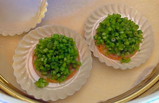 Galleria fotografica






In cammino verso il Noma. Il ristorante è al piano terra del palazzone più a sinistra. Per arrivarci dalla popolare insenatura di Nyhavn (il punto da cui è scattata la foto), occorre fare un bel giro. Ma si notano i lavori per la costruzione di un ponte. Che condurrà dritto all'insegna








Altra prospettiva sul Noma da Nyhavn. Il ristorante galleggia sulla Christianshavn, una delle tante isole artificiali che compongono Copenhagen








Di là del fiume, sulla lunga via che conduce allo spiazzo del Noma








Uno scenario molto tranquillo, di case pastello. Il silenzio è perché vanno tutti in bici













Al massimo si sente rombare qualche scafo








Il vascello davanti al Noma. Oltre a quella danese, sventolano le bandiere di Isole Far Oer e Groenlandia: le loro ambasciate sono nello stesso palazzo del ristorante. Coerenza nordica








Il retro del ristorante. L'80% delle 80 persone che lavorano al Noma viene a lavorare in bici, chef incluso








Dietro al ristorante, un'iscrizione ricorda i passeggeri scomparsi a bordo della danese Hans Hedtoft. Il transatlantico si scontrò il 30 gennaio 1959 contrò un iceberg in Groenlandia. Fu ritrovata solo una cintura di sicurezza
 








L'ingresso del ristorante, al civico 93 di Strandgade








La vista, ingresso alle spalle








Tra l'ingresso e la cucina a vista, spicca un corner di decoro simil-giapponese. A sinistra s'intravede Noma, time and place in Nordic Cuisine, edizioni Phaidon, un testo fondamentale per approfondire tutti i rivoli del Redzepi-mondo. La versione italiana si ordina qui








Una pianta di piccoli agrumi orla la cucina a vista








La porta d'ingresso vista dalla cucina








Le sedie, molto comode, sono anni Sessanta con schienali foderati di pelle di pecora, alcune più morbide di altre








I tavoli sono ampi e senza tovaglie. Attorno prevale il grigio e i colori rustici, sulle travi in legno del soffitto ma anche sulle divise dei ragazzi di sala








La finestra accanto al nostro tavolo








E' lo chef Rene Redzepi a introdurci al pasto: in un vaso di fiori danesi, l'unico pendaglio commestibile è una sorta di carta musica croccante (flatbread) di farina di malto all'aroma di ginepro. Nel piattino in basso, una deliziosa crème fraîche acida per intingerlo








Il flatbread è quello che svetta. "Ma se ci tenete, provate a mangiare anche i fiori", scherza Redzepi. Il cuoco scompare nelle segrete del Noma. Lo ritroveremo solo alla fine del pasto








Tutti i 14 appetizer si mangeranno con le mani. Unica posata, il coltello per tirar su e leccare la crème fraîche da sola (da fare quando tutti gli altri clienti son distratti, però)








Moss and Cep: Muschio di renna con polvere di funghi porcini. E' il corpo bianco, molto saporito ed evanescente, da intingere anch'esso nella crème fraîche
 








Crispy pork skin and black currant: Pelle di maiale croccante e ribes nero, lo strato più esterno. Aspro e croccante








Il ribes nero non ci lascerà prima di molto tempo








Blue mussels and celery: cozze e sedano. Solo due sono quelle buone








La parte inferiore del guscio è commestibile (ancora farina di malto)








Il quinto appetizer è nascosto in una deliziosa scatola di biscotti in latta della tradizione danese (chi non ricorda i Danish butter cookies?)








Cinque tondini, ma solo due "interessanti"





