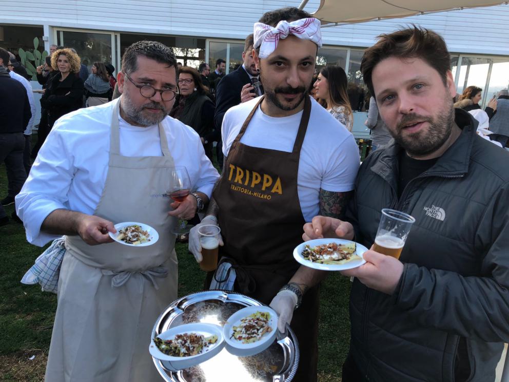Galleria fotografica






La cena prologo di Pig Calabria è stata preparata al De Gustibus di Palmi. Nella foto Armando e Maurizio Sciarrone, figlio e padre









Padre e figlio della Macelleria Arturo di Campo Calabro (Reggio Calabria) preparano la caddara tradizionale a Villa Rossi. A sobbolire, le frittole, tutti i tagli del maiale









Luca Abbruzzino, chef del ristorante Abbruzzino di Catanzaro, tra Enzo e Renato Ioppolo della Macelleria Fratelli Ioppolo di San Giorgio Morgete (Reggio Calabria), telefono +39.0966.935101









Il motto è noto: del maiale non si butta via nulla









Luciano Monosilio (Pipero, Roma) prepara il su Bao ai piedini di maiale con salsa thai









E intanto fuori la caddara sobbolle









Sulla postazione di Angelo Sabatelli (Angelo Sabatelli, Putignano, Bari), girelle di topinambur e una montagna di ‘nduja









Ruggiero mette a punto la Cotenna soffiata









Costina di maiale glassata col liquido di cottura della frittola, aglio fermentato, puntarelle di Antonio Biafora (Biafora, San Giovanni in Fiore, Cosenza)









Costina glassata e crumble di pane alla camomilla di Gennaro Di Pace, Osteria di Porta del Vaglio a Saracena (Cosenza)









Taco di castagna, maiale, mela verde e maionese di ostriche di Luca Abbruzzino









Cotenna soffiata con mentuccia, provolone, sardella alla ‘nduja, limone e arancia di Mauricio Zillo (A Mere, Parigi)









Pancia di maiale fondente, spuma di patate, amaro del capo, finocchietto, capperi e meringa alle olive di Giacomo Sacchetto, sous chef di Casa Perbellini a Verona









Diego Rossi, diviso tra il green egg all’aperto e l’impiatto nella postazione interna…









… per preparare la sua Verza bruciata con orecchie di maiale, lenticchie fritte, peperone crusco e bergamotto, da chiudere alla maniera di un sandwich









Il giacimento di carne di maiale nel giardino di Villa Rossi









Birre firmate dal birrificio Gli Sbronzi di Reggio Calabria. Si spillavano Ipa e Saison al bergamotto









Fegato di maiale, delizioso









Polpettine di maiale. Una tira l’altra









Salvatore Avallone, chef del ristorante Cetaria di Baronissi (Salerno) coi suoi finger di maiale e gamberi









Nino Rossi, padrone di casa









Rossi & Rossi






