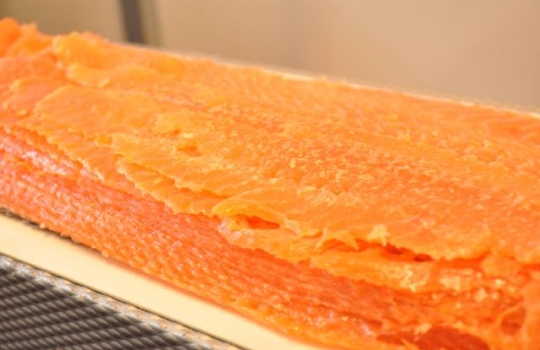 Galleria fotografica






Scozia, regione di Argyle, sud-ovest del Paese








Loch Fyne è il fiordo più noto di Argyle e anche il più lungo del Paese. Loch in gaelico significa "lago", fyne "fiordo"








Nei dintorni, colline dolci, larici, pini e abeti








Al largo si scorgono delle gabbie di acquacoltura








Disinfettare bene i piedi prima di salire sulla chiatta








Sulla chiatta, verso le gabbie dei salmoni








L’acqua in cui sguazzano i salmoni è pulita, filtrata, ricca di sali minerali








Ecco la gabbia: sono una decina in tutto, di larghezza variabile, profonde fino a 28 metri








Nuotano in circolo 30mila salmoni per gabbia. Ogni esemplare ha a disposizione 98,5 litri d’acqua per ogni chilo e mezzo di peso, uno dei più elevati del Paese








Ecco il salmone! Sono esemplari nati da uova di salmoni-riproduttori, pescati in mare e mantenuti in cattività nelle avannotterie








Al largo, accanto alle gabbie, c'è anche la base che monitora costantemente i pesci e la distribuzione (automatica) del cibo. Mangime non Ogm selezionato, integrato da proteine di origine vegetale che riducono l’utilizzo di fauna ittica utilizzata per produrre farine di pesce













Raggiunti i 3-4 anni d'età - cioè il peso di 4-6 chili, toccato in circa 8-900 giorni di acquacoltura, dei quali metà passati in acqua dolce e metà in acqua salata, per assecondare il loro istinto naturale - i salmoni vengono pescati e immediatamente riposti nel ghiaccio, accorgimento fondamentale per mantenere rigida la carne








Le lavorazioni successive vengono effettuate entro e non oltre le 15 ore dalla pesca, nel laboratorio di Cairndow, il quartier generale di Loch Fyne a un passo dalle stesse acque in cui nuotano i salmoni








I salmoni sono lavati con la stessa acqua in cui hanno nuotato fino a poco prima








E poi decapitati, spinati e sfilettati a mano


















Del salmone, come del tonno, non si butta via niente








Nel clima necessariamente polare che avvolge le operazioni, il personale di circa 60 persone è quasi interamente composto da donne. «Gli uomini non sono altrettanto precisi nell’affettare», scherzano le impiegate infagottate nelle tute sterili








Quanto lavoro? 40 ore a settimana 








I salmoni sono marinati a secco con sale e zucchero di canna








e poi sono messi nei forni di affumicatura per un intervallo di 12-24 ore, variabile a seconda della temperatura esterna













Trucioli di botte esauste da whisky: è il combustibile dell'affumicatura del salmone













Il salmone uscirà con sentori affumicati non troppo pronunciati





