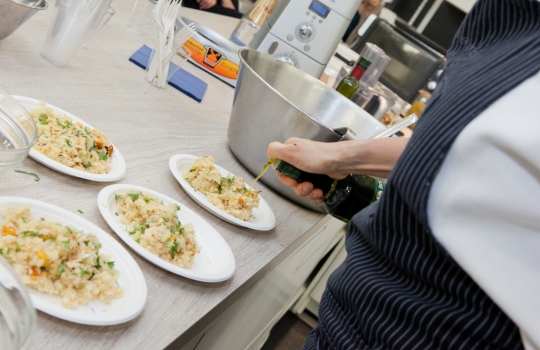 Galleria fotograficaCoda fuori dallo showroom Agape, via Statuto 12, per il piatto di Andrea BertonIl piatto di Berton:&nbsp;Focaccia di Recco con controfiletto di manzo crudo e composta di pomodoro piccanteAndrea BertonArclinea, corso Monforte 28: si preparano i fratelli&nbsp;Christian e Manuel Costardi, cuochi del ristorante Cinzia di VercelliL'imbuto di metallo per infilare il risotto nel barattolo warholiano. Alle spalle di Christian Costardi, Giulia Corradetti di Magenta BureauCostardi&rsquo;s tomato rice (omaggio a Andy Warhol)Manuel e ChristianLa gente godeCesar in via Larga 23, presidiato da&nbsp;Giovanni Ruggieri del ristorante RefettorioGiovanni Ruggieri con la sua&nbsp;Crema di patate con tarassaco all&rsquo;aceto di moscato, asparagi e salsa al crescioneGiovanni RuggieriTutti da Dada in via Larga, angolo piazza Santo Stefano, per&nbsp;Fabio Pisani e Alessandro Negrini di Aimo e NadiaFabio PisaniSpaghetti di Benedetto Cavalieri in cous cous con mozzarella di bufala campana, pomodori pugliesi &ldquo;al filo&rdquo; e profumo di limoni della CostieraLa granelle di cous cous &egrave; ricavata da spaghettoni frullati a crudoDa De Longhi, via Borgogna 8, c'&egrave; Alice Delcourt dell'Erba BruscaAlice Delcourt