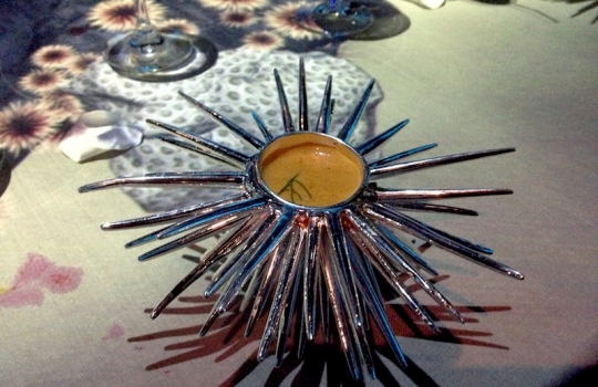 Galleria fotografica






Le prove generali








Prove del primo atto: al centro, il Bonsai di pica-pica


















Comincia la nostra esperienza: occhio all'indirizzo del centro Arts Santa Monica








Fuori staziona il van di Girona con tutto il nécessaire commestibile








Dentro, la targa coi ringraziamenti a tutti coloro che hanno lavorato al progetto








Per arrivare al set dell'opera si attraversa una mostra che proietta in oblò teaser coi motivi anticipatori di quel che troveremo dentro








Un altro teaser








Il set prima delle trasmissioni













Si parte








Una spirale ci introduce al viaggio








Al centro del tavolo, nascosto tra bonsai (un classico rochiano), pica-pica di bon bon rappresentativi di vari paesi: cevice peruviano, guacamole messicano, cous-cous marocchino...








Commensali spiazzati








Il sogno ha inizio: l'atto primo mette in tavola la Luna, sfere di tartufo bianco e nero con distillato terrestre








Intorno, un video di Franc Aleu, le musiche di Luca Francesconi e il tableware di Taller Luesma Vega








La luna








Atto secondo: lo spazio








Piatto dello spazio: aria di fichi di Cap de Creus








C'è un calice diverso per ogni atto: si passa dal cava agli champagne, dall'Armagnac ai Rioja a semplici gocce di distillati, versati anche sulla mano








Intorno, un altro splendido 3D di Franc Aleu, con le musiche di Sergi Caballero, Pedro Alcade








E' l'ofiuco, il tredicesimo segno zodiacale, tema del terzo atto













Atto quarto: Under the Sea, il set  diventa uno scenario sottomarino (vedi video 1)













E a tavola arriva una composizione golosissima di piatti di mare, servita in sculture di Pere Gifre e Dani Molina: vellutata di ricci grigliati, anemoni impanati, parmentier di octopus, marinata di frutti di mare e cirripedi





