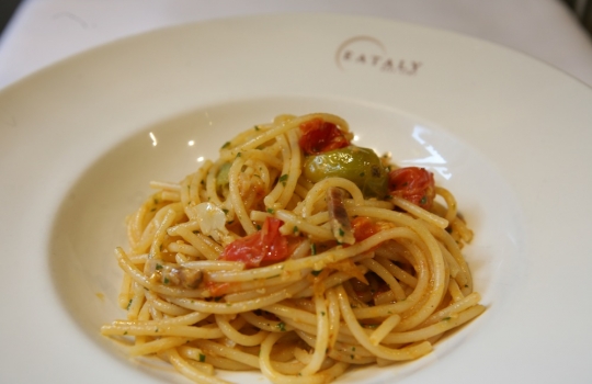 Galleria fotografica






Giuseppe Rambaldi del Combal.Zero, in sostituzione dello chef Davide Scabin, Mario Batali, Babbo e tanto altro a New York e Cesare Battisti, Ratanà a Milano








Ravioli gamberi e basilico con burro e zucca di Mario Batali








Penne con crema di peperoni di Cesare Battisti








Riccardo Felicetti e Pavia Rosati








Mario Batali e Alex Pilas, responsabile delle cucine di Eataly New York








Moreno Cedroni, ristorante Madonnina del Pescatore di Senigallia (Ancona) e Dave Pasternack, Esca a New York City








Baccalà e lepre in salsa di lamponi di Moreno Cedroni








Crudo con mele e rape di Dave Pasternack








Alessandra Rotondi, Moreno Cedroni e il suo sous chef Luca Abbadir








Berlucchi nei calici








I protagonisti della cena del primo giorno in Birreria di Eataly: Alex Pilas, Carlo Cracco, Matteo Monti, Mauro Uliassi, Giuseppe Rambaldi, Cesare Battisti, Mark Ladner, Katia Delogu, Mario Batali e Claudio Ceroni di Magenta Bureau








Appuntamento al buio, il dessert di Katia Delogu








Sala piena sul tetto di Eataly








Batali fotografa Massimo Bottura e Daniel Boulud, protagonisti della prima lezione del secondo giorno








Massimo Bottura, Sara Peirone di Lavazza e Paolo Marchi








Batali, Boulud, Bottura








Massimo Bottura, il suo secondo Takahiko Kondo e il neo-cuoco di Taglio a Milano Domenico Della Salandra








L'Uovo in gelatina di Daniel Boulud








Sara Jenkins, Porcena a New York e Mauro Uliassi, Uliassi a Senigallia (Ancona)








Audience attenta e divertita





