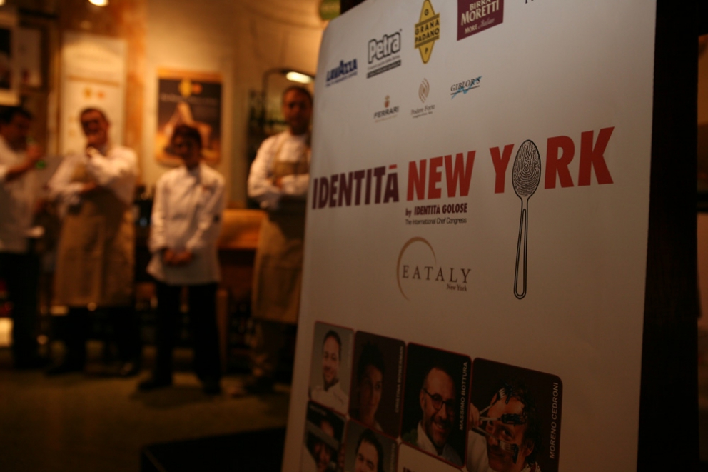 Galleria fotografica






I relatori di Identità New York 2010: da sinistra Gennaro Esposito, Pietro Zito, Emanuele Scarello, Massimo Bottura, Luca Montersino, Cristina Bowerman, Davide Scabin, Moreno Cedroni, Niko Romito, Pino Cuttaia, Ugo Alciati








Lidia Bastianich, Davide Scabin e Paolo Marchi alla conferenza stampa di presentazione Identità New York 2010 nella Piazza di Eataly








Conferenza stampa di presentazione Identità New York 2010 nella Piazza di Eataly








Identità New York 2010








Emanuele Scarello alla conferenza stampa di presentazione Identità New York 2010








Emanuele Scarello e Tatsuya Iwasaki al Corner delle Eccellenze








Luca Montersino alla Pasticceria di Eataly








Il Ristorante del Pesce con Cristina Bowerman e Pino Cuttaia








Gennaro Esposito e Ugo Alciati con gli assitenti di cucina al Ristorante della Pasta








Pietro Zito al Ristorante delle Verdure di Eataly








La Piazza di Eataly








Il menu di Emanuele Scarello al Corner delle Eccellenze








Pino Cuttaia al Ristorante del Pesce








Gli Agnolotti al sugo di arrosto e Grana Padano Riserva di Ugo Alciati








Ugo Alciati, Luca Montersino e Pino Cuttaia 








Massimo Bottura immortala gli altri chef protagonisti che con lui hanno animato i vari momenti di Identità New York








Oscar Farinetti, patron di Eataly, firma il grembiule ricordo di Identità New York 2010








Paolo Marchi, ideatore e curatore di Identità Golose, firma il grembiule ricordo di Identità New York 2010








Mario Batali, chef patron del ristorante Manzo all'interno di Eataly, firma il grembiule ricordo di Identità New York 2010








Niko Romito, Cristina Bowerman e Gennaro Esposito con Lidia Bastianich








Emanuele Scarello al Corner delle Eccellenze








Un ospite d?eccezione a Eataly in occasione di Identità New York: Ferran Adrià, qui accanto a Massimo Bottura





