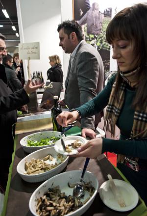 Galleria fotograficaAl centro Davide Oldani del D'O di Cornaredo (Milano) con Oliviero Toscani, fotografo e produttore di vinoGuffanti, storici affinatori di formaggi ad Arona (Novara)Lo spazio espositivo di Acqua Panna e S. Pellegrino. Le illustrazioni sono firmate da Gianluca BiscalchinPastificio dei CampiSelecta, un recinto di bont&agrave; firmate anche da Michele Rotondo, chef della Masseria Petrino di Palagianello (Taranto)Brindisi con Birra Moretti Grand Cru. A destra si riconosce Simone Padoan dei Tigli di San Bonifacio (Verona)Le alchimie pastaiole di Davide Scabin del Combal.Zero di Rivoli (Torino) allo stand Felicetti