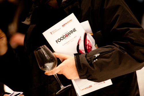 Galleria fotograficaA sinistra, Roberto Ceraudo, vignaiolo calabrese e tra i grandi protagonisti di Milano Food & Wine FestivalClaudio Sadler, cuoco protagonista di MF&WF (foto Ezio Zigliani)Federico Graziani del Luogo di Aimo e Nadia e Luca Gardini, due grandi sommelier (foto Ezio Zigliani)Pietro Zito, cuoco di Antichi Sapori a Montegrosso d'Andria (foto Ezio Zigliani)All'estrema destra, Davide Oldani del D'O di Cornaredo (Milano, foto Ezio Zigliani)Massimo Bottura (foto Ezio Zigliani)foto Ezio Zigliani