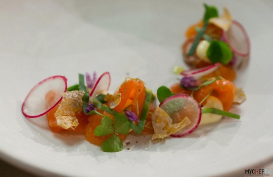 Galleria fotografica






A spasso tra i canali di Venezia. Esclusa l'estemporanea grandinata di domenica 24, la dodicesima edizione della S.Pellegrino Cooking Cup ha regalato un clima memorabile








Globetrotter, signature dish di Lorenzo Cogo alla Cooking Cup 2012








Il signature dish di Martin Volkaerts, belga dell'Air du Temps








Aragosta con vinaigrette d’ostrica e quinoa croccante, piatto che è valso a David Frenkel del Pronto di Tel Aviv, Israele, il People Choice’s Award 2012








Dumpling di lardo e gamberi con asparagi, tartufi di mare e erbe estive, signature dish di Richard Ousby del Quay di Sydney, Young Chef of the Year 2012








Bietola di sgombro con crema d'aglio, piselli e riso saltato, il piatto cucinato in mare dal vincitore Richard Ousby





