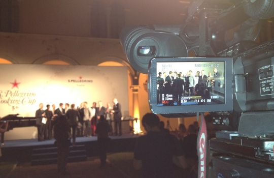 Galleria fotografica






A spasso tra i canali di Venezia. Esclusa l'estemporanea grandinata di domenica 24, la dodicesima edizione della S.Pellegrino Cooking Cup ha regalato un clima memorabile








Globetrotter, signature dish di Lorenzo Cogo alla Cooking Cup 2012








Il signature dish di Martin Volkaerts, belga dell'Air du Temps








Aragosta con vinaigrette d’ostrica e quinoa croccante, piatto che è valso a David Frenkel del Pronto di Tel Aviv, Israele, il People Choice’s Award 2012








Dumpling di lardo e gamberi con asparagi, tartufi di mare e erbe estive, signature dish di Richard Ousby del Quay di Sydney, Young Chef of the Year 2012








Bietola di sgombro con crema d'aglio, piselli e riso saltato, il piatto cucinato in mare dal vincitore Richard Ousby








La pietanza disegnata sabato sera da Jacob Holmstrom del Gastrologik di Stoccolma: un viaggio attorno al salmone che ha convinto tutti i giurati (e che gli è valso il secondo posto finale)








Daniel Berlin, Massimo Bottura, Davide Scabin, la foodblogger Lydia Capasso, Mauro Colagreco e Franco Favaretto valutano i piatti in gara nella hall del Molino Stucky Hilton di Venezia, teatro della prima sera dell'evento








Particolare del piatto del giovane cuoco russo in concorso: Anatoly Kazakov del Bon di Mosca








Domenica mattina, tutti i cuochi al mercato del pesce di Rialto a cercare gli ingredienti del Mystery Basket con cui comporre la ricetta a bordo








Delizie a Rialto








Il plotone di erbe aromatiche acquistate a Rialto da Lorenzo Cogo prende il largo sul watertaxi








Si comincia (cucinando e strambando)








Nuvoloni all'orizzonte








Nuvoloni all'orizzonte bis








Giuria a tavola a bordo del Timoteo, barcone attraccato all'isola di San Giorgio cui arrivano tutti i piatti cucinati dai concorrenti in barca. Si riconoscono Francesca Barberini, presidente del cook panel, Luke Dale Roberts, Davide Scabin e Mauro Colagreco








Massimo Bottura e Daniel Berlin








Lorenzo Cogo rifinisce i dettagli del suo Sgrombro a bordo da recapitare ai giurati








Massimo Bottura guarda il mondo da un oblò del Timoteo








Lorenzo Cogo intervistato da Elvio Gorelli








David Frenkel intervistato da una giornalista connazionale








Relax post-regata








Mauro Colagreco e Davide Scabin








Elvio Gorelli, Massimo Bottura e Jonny Gu








I fratelli Emanuele e Michela Scarello, protagonisti assoluti della cena di gala alla fondazione Cini








Emanuele Scarello e Franco Favaretto, quest'ultimo giurato e cuoco del Baccalà Divino a Mestre








I giovani contendenti della S.Pellegrino Cooking Cup 2012 in attesa del responso








And the winner is... Richard Ousby, in foto raggiante con tutto il team australiano, peraltro vincitore della regata assoluta








I giurati Sergio Herman, Dmitry Shuhrsakov, Luke Dale Roberts e Jonny Gu sul palco della fondazione Cini





