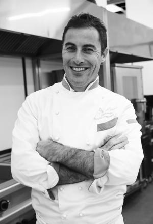 Galleria fotograficaFulvio Pierangelini, a lungo chef del Gambero Rosso di San Vincenzo (Livorno)La celebre Passatina di ceci con gamberi di Fulvio Pierangelini (qua il racconto integrale della lezione)Davide Scabin, chef del Combal.Zero di Rivoli (Torino)Il cyber egg di Davide Scabin, piatto simbolo del cuoco piemontesePasta salad di Davide ScabinVittorio Fusari, Dispensa Pane e Vini ad Adro (Brescia)L&rsquo;Interpretazione dell&rsquo;agnello di Alpago di Vittorio FusariLa pecora con gli occhiali della Val di Fanes, Vittorio FusariVirgilio Martinez, ristorante Central, Lima, Per&ugrave;
&nbsp;Capasanta, ka&ntilde;ihua&nbsp;di Ayaviri, emulsione di camu-camu di Virgilio MartinezErba andina/patata essiccata a 3mila metri, cacao amazzonico e giardino di Virgilio MartinezMeryem Cherkaoui de La Maison du Gourmet di Casablanca, MaroccoVongole allo zafferano in brodo con sapori marocchini, mandorle, fave e croccante di&nbsp;Meryem CherkaouCarlos Garcia, chef del ristorante Alto di Caracas, VenezuelaOssobuco nero con ossobuco di patata e soffritto criollo di Carlos GarciaLingua di cacao, Carlos GarciaOstrica di pomodoro di&nbsp;Roberta Sudbrack del ristorante Sudbrack di Rio de Janeiro (Brasile)Enrique Olvera, Pujol, Citt&agrave; del Messico, MessicoPlatano, ralladura di macadamia,&nbsp;hierba buena e crema di agrumi di Enrique OlveraMassimiliano e Valentino Marcattilii, San Domenico di Imola (Bologna)Uovo in raviolo di Valentino Marcattilii, grande classico della cucina italianaMagnus Nilsson, ristorante F&auml;viken, J&auml;rpen, SveziaUova di trota servite in una crosta calda di sangue di maiale disidratato di Magnus Nilsson