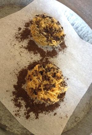 Galleria fotografica






In cammino verso il Noma. Il ristorante è al piano terra del palazzone più a sinistra. Per arrivarci dalla popolare insenatura di Nyhavn (il punto da cui è scattata la foto), occorre fare un bel giro. Ma si notano i lavori per la costruzione di un ponte. Che condurrà dritto all'insegna








Altra prospettiva sul Noma da Nyhavn. Il ristorante galleggia sulla Christianshavn, una delle tante isole artificiali che compongono Copenhagen








Di là del fiume, sulla lunga via che conduce allo spiazzo del Noma








Uno scenario molto tranquillo, di case pastello. Il silenzio è perché vanno tutti in bici













Al massimo si sente rombare qualche scafo








Il vascello davanti al Noma. Oltre a quella danese, sventolano le bandiere di Isole Far Oer e Groenlandia: le loro ambasciate sono nello stesso palazzo del ristorante. Coerenza nordica








Il retro del ristorante. L'80% delle 80 persone che lavorano al Noma viene a lavorare in bici, chef incluso








Dietro al ristorante, un'iscrizione ricorda i passeggeri scomparsi a bordo della danese Hans Hedtoft. Il transatlantico si scontrò il 30 gennaio 1959 contrò un iceberg in Groenlandia. Fu ritrovata solo una cintura di sicurezza
 








L'ingresso del ristorante, al civico 93 di Strandgade








La vista, ingresso alle spalle








Tra l'ingresso e la cucina a vista, spicca un corner di decoro simil-giapponese. A sinistra s'intravede Noma, time and place in Nordic Cuisine, edizioni Phaidon, un testo fondamentale per approfondire tutti i rivoli del Redzepi-mondo. La versione italiana si ordina qui








Una pianta di piccoli agrumi orla la cucina a vista








La porta d'ingresso vista dalla cucina








Le sedie, molto comode, sono anni Sessanta con schienali foderati di pelle di pecora, alcune più morbide di altre








I tavoli sono ampi e senza tovaglie. Attorno prevale il grigio e i colori rustici, sulle travi in legno del soffitto ma anche sulle divise dei ragazzi di sala








La finestra accanto al nostro tavolo








E' lo chef Rene Redzepi a introdurci al pasto: in un vaso di fiori danesi, l'unico pendaglio commestibile è una sorta di carta musica croccante (flatbread) di farina di malto all'aroma di ginepro. Nel piattino in basso, una deliziosa crème fraîche acida per intingerlo








Il flatbread è quello che svetta. "Ma se ci tenete, provate a mangiare anche i fiori", scherza Redzepi. Il cuoco scompare nelle segrete del Noma. Lo ritroveremo solo alla fine del pasto








Tutti i 14 appetizer si mangeranno con le mani. Unica posata, il coltello per tirar su e leccare la crème fraîche da sola (da fare quando tutti gli altri clienti son distratti, però)








Moss and Cep: Muschio di renna con polvere di funghi porcini. E' il corpo bianco, molto saporito ed evanescente, da intingere anch'esso nella crème fraîche
 








Crispy pork skin and black currant: Pelle di maiale croccante e ribes nero, lo strato più esterno. Aspro e croccante








Il ribes nero non ci lascerà prima di molto tempo








Blue mussels and celery: cozze e sedano. Solo due sono quelle buone








La parte inferiore del guscio è commestibile (ancora farina di malto)








Il quinto appetizer è nascosto in una deliziosa scatola di biscotti in latta della tradizione danese (chi non ricorda i Danish butter cookies?)








Cinque tondini, ma solo due "interessanti"








Si chiamano Cheese cookies, rocket and stems, letteralmente Biscotti al formaggio, ruchetta e gambi di erbe aromatiche, un felice snack potenzialmente riproducibile nei nord e nei sud del mondo





