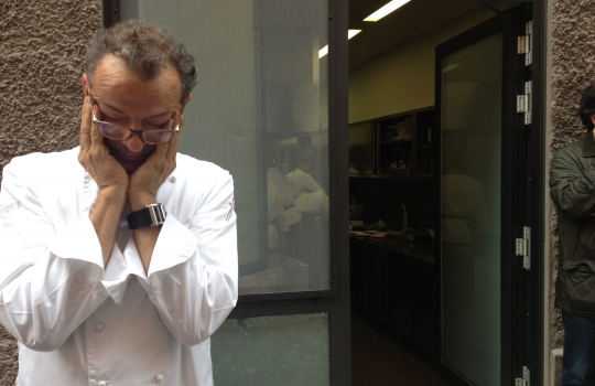 Galleria fotografica






Il nuovo ingresso dell'Osteria Francescana, via Stella 22













La cantina (con una parte) dei vini della Francescana: Bottura affetta per gli ospiti








Davide Di Fabio tra gli spazi della nuova cucina


















Franco Aliberti, tornato dal salato al dolce








Massimo Bottura e Takahiko Kondo "sparecchiano" fuori dalla cucina, ingresso nell'adiacente via delle Rose








21








Anguille pronte a partire dalla cucina








Sala e mise-en-place


















Il mondo di Mario Schifani, appena oltre l'ingresso








Il soffitto a cassettoni della sala








Tra una sala e l'altra, svettano i piccioni di Maurizio Cattelan








Appetizer volante con erbazzone








I tortellini temporaneamente ribattezzatti Arca di Noè: ogni ripieno è diverso (tra gli altri, c'è anche la rana) e il brodo è ottenuto da ben 7 specie diverse, tra cui il piccione. Al gusto, una formidabile espressione di umami








Pensa Rosa (Think Pink per gli ospiti inglesi), un dessert/gioco tra ciliege, amarene e rape rosse








Crostatina in caduta finale





