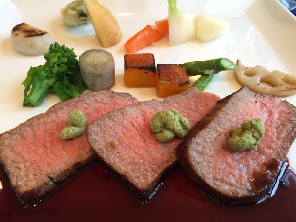 Galleria fotograficaKobe, un milione e mezzo di abitanti, &egrave; la capitale tranquilla della prefettura giapponese di Hyogo, a sua volta inserita nella macro-regione di Kansai, raggiungibile dall&rsquo;aeroporto internazionale di Osaka. Kobe dista da Osaka un&rsquo;oretta di macchina e 23 minuti di Shinkansen, i treni ad alta velocit&agrave; del Giappone. La tratta Kobe-Tokyo, circa 550 chilometri, si percorre in appena 2 ore e mezza
La prefettura di Hyogo - divisa nelle 4 province di Settsu (Kobe), Harima, Tamba e Tajima - unisce due coste: il mare del Giappone e il mare di Seto nel Pacifico a sud. Il suo simbolo &egrave; il castello di Himeji, patrimonio mondiale dell&rsquo;umanit&agrave; Unesco, eretto nel 1601. Tra poche settimane, tutt&rsquo;attorno, cominceranno a fiorire i ciliegi, uno spettacolo molto atteso&nbsp;(foto&nbsp;dronestagr.am)
La fama di Kobe accrebbe nel 1868 quando venne aperto il porto, che oggi dialoga con 500 altri porti di 130 paesi nel mondo. &Egrave; una tappa popolare per le navi da crociera. Kobe &egrave; un centro importante per le industrie pesanti e l&rsquo;acciaio: tra le altre, Kawasaki, Mitsubishi e Toshiba (foto seanews)

&nbsp;
Uno dei poli&nbsp;gastronomici pi&ugrave; vivaci di Kobe &egrave; sotterraneo, nel centro commerciale di Sogo. Decine di isole curatissime, con prodotti gastronomici di ogni genere. In primis, esercizi di patisserie e chocolaterie, una replica perfetta dei modelli francesi
Il pane &egrave; un simbolo importante per la gastronomia di Kobe, per i locali e per gli expat, circa 40mila residenti da tutto il mondo
I macaron, molto popolari nella Kobe bene
Passiamo alle meraviglie della gastronomia giapponese autentica: sempre sotto al centro commerciale Sogo, drappi di tessuto tinti con ideogrammi nascondono gli ingressi di piccole tavole a conduzione familiare, come questo teppanyiaki. Quattro tavoli in tutto, ognuno con piastra, per arroventarsi qualsiasi cosa. Nel nostro caso, soba meshi (noodle fritti con carne) e okonomiyaki, sorta di frittata. Vietato indossare maglioni pregiati
Nel centro di Kobe spunta anche una vivace Chinatown. Sono forti i legami commerciali tra la citt&agrave; giapponese e l&rsquo;isola cinese (con ambizioni irredentiste) di Taiwan
Le relazioni tra Kobe e Taiwan si sono rafforzate anche per un tragico destino comune: le calamit&agrave; naturali. Il terremoto di Kobe del 17 gennaio 1995 provoc&ograve; 6.400 vittime e 40mila feriti, danneggiando oltre 240mila palazzi. Nella foto, la prima sede del ristorante di cucina tradizionale Matsunoya dopo il sisma
Il ristorante Matsunoya &egrave; rinato in una nuova sede. Gli abbiamo dedicato un post
La chiusura del menu kaiseki del Matsunoya: t&egrave; matcha frullato per qualche secondo con canne di bamb&ugrave;, una preparazione molto popolare
Siamo accolti nel quartier generale della prefettura di Hyogo dal governatore in persona, il signor Toshizo Ido (nella foto, a destra). &laquo;Volevamo ringraziarvi anche per la nostra formidabile&nbsp;esperienza all&rsquo;Expo&raquo;, ci ha detto
I vasi di tulipani nel giardino della residenza del governatore di Hyogo
Dove comprare coltelli da cucina a Kobe? Coltelleria Kireaji-no-le, sulla Moto manchi dori, strada popolare per lo shopping
Con la pluri-premiata macelleria Moriya, passiamo al simbolo per cui la citt&agrave; portuale &egrave; famosa nel mondo: la carne di Kobe. Ottenuta da vitelli purosangue Tajima, vengono cresciuti per due anni negli allevamenti di Hyogo. Sulle sue caratteristiche di marmorizzazione abbiamo parlato diverse volte&nbsp;nei giorni di Expo. La curiosit&agrave; che non sapevamo &egrave; che fino al 1868, l&rsquo;anno in cui fu aperto il porto di Kobe, nessuno in citt&agrave; mangiava carne. Furono gli inglesi a insegnare loro l&rsquo;arte della macelleria. Purtroppo non riusciremo a visitare alcun allevamento. La motivazione ufficiale? &laquo;Dovreste stare qui a Kobe per almeno 80 giorni&raquo;, ci hanno spiegato gli interlocutori di Jetro Kobe, &laquo;solo da allora la vostra composizione batterica non risulter&agrave; pi&ugrave; nociva per i nostri bovini&raquo;
La carne di Kobe &egrave; servita in 37 insegne della citt&agrave; (e 300 in tutto il Giappone). Dove andare? Da Kobe Plaisir, al 2-11-5 della Shimoyamate, quartiere Chuo-ku
La lavagna del menu del ristorante Kobe Plaisir, un inno alla carne pi&ugrave; ambita del mondo
Lo chef del teppanyiaki, la spettacolare griglia di Kobe Plaisir
Sul suo vassoio, due meravigliose entrec&ocirc;te di carne di Kobe. Rosolate ai lati, rosse dentro, si squaglieranno in bocca
Impossibile chiedere una tartare di Kobe: vietate
Sulla griglia il ragazzo abbrustolir&agrave; anche cipolle, funghi, melanzane e rape
Comincia il tour lontano da Kobe, a caccia delle altre bont&agrave; della prefettura di Hyogo. Iniziamo dal miso dell&rsquo;azienda centenaria Rokko di Ashya. Se in Italia dici miso, pensi a un prodotto unico. Ma, cos&igrave; come non esiste &ldquo;la birra&rdquo; o il &ldquo;vino&rdquo;, cos&igrave; dobbiamo abituarci a pluralizzare un genere che l&rsquo;Occidente ingenuamente interpreta spesso come singolare. Esistono infinite variet&agrave; di miso, a seconda delle tecniche di lavorazione (bollitura in acqua o a vapore del riso), del tipo di ingredienti utilizzati (riso, ma anche segale o grano, che poi vengono uniti a fagioli neri di soia cotti) e dell&rsquo;arco temporale di fermentazione
A tavola, l&rsquo;impiego del miso non &egrave; limitato, come crediamo in Italia, alla sola zuppa in apertura del pasto (o alla fine delle maratone: gli atleti la bevono subito per sciogliere i muscoli induriti dai chilometri): la letteratura gastronomica giapponese abbonda di marinature di carne e pesce e dessert
Il futuro miso &egrave; messo a fermentare per due anni pressato da massi rocciosi, sotto al pavimento dell&rsquo;azienda Rokko. Questi miso sono pregiati perch&eacute; la loro salinit&agrave; &egrave; molto inferiore rispetto agli stessi simili pi&ugrave; cheap
Asakuro sansho (pepe), messo sotto alcol. &Egrave; uno dei prodotti pi&ugrave; interessanti che abbiamo trovato nella prefettura di Hyogo: lo abbiamo trovato nell&rsquo;entroterra di Yabu, nelle vicinanze di una frequentata pista di sci. Detto anche &ldquo;diamante verde&rdquo;, il suo frutto crudo esprime una marcata nota citrica che anestetizza piacevolmente la lingua per qualche minuto
Il pepe Asakuro si raccoglie nell&rsquo;ultima settimana di maggio, quando tutte le famiglie di Yabu e dintorni &ndash; anziani inclusi &ndash; scuotono 5.500 alberelli, percorsi da una frenetica energia. Longino & Cardenal sta per importarlo in Italia. Scommettiamo fin da ora sul dilagare del prodotto nei menu d&rsquo;autore
