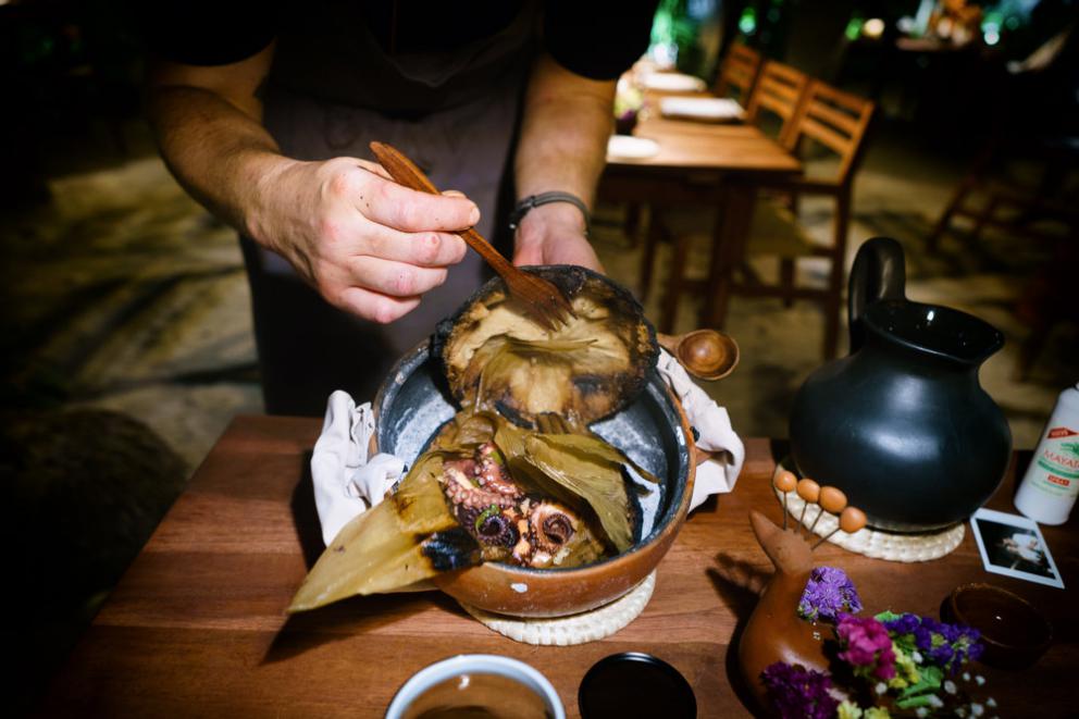 Galleria fotograficaChampagne&nbsp;Louis Roederer&nbsp;2009, Blanc de blancs
Pi&ntilde;uela e tamarindo
Pi&ntilde;uela&nbsp;e tamarindo, da vicino
Vongola regina dal golfo di California
La vongola da vicino
Saluto con pomodori disidratati e chapulines&nbsp;
Brodo freddo di masa con lime e fiori del momento
Mead, birrificio&nbsp;Escollo, stato di&nbsp;Quer&eacute;taro
Cocco giovane e caviale
Vino: Presencia Casual 2014, da uve Semillon,&nbsp;Luis-Antoine Luyt, Cile
Frutta tropicale e Chile de arbol (peperoncino Coda di topo)
Frutta locale
Ceviche di banana e olio di alghe kelp
Alga kelp gigante e michelada di cozze
Taco di spinaci Chaya&nbsp;con ostriche fresche dalla Bahia Falsa (Baja California)
Il taco da vicino
Amber ale del&nbsp;birrificio Cebia,&nbsp;Merida
Zucca grigliata per intero
Una notte sotto le stelle
Tostada con escamoles (larve di formiche)
La tostada da vicino
Birra Golden Sour del birrifico&nbsp;Wendlandt di&nbsp;Ensenada (Messico)
