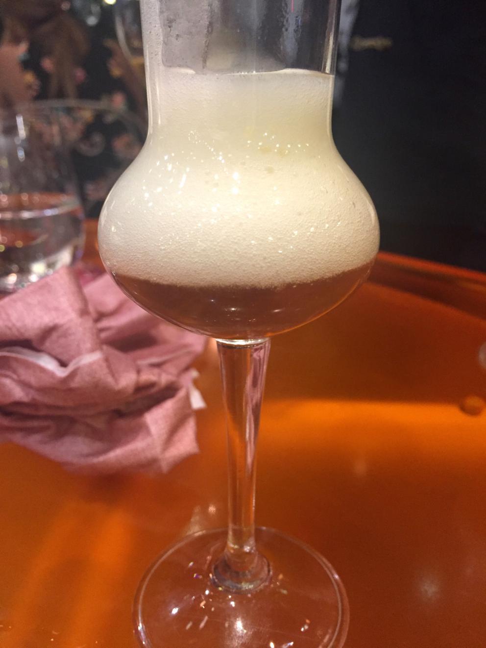 Galleria fotografica






Consommè de garbanzos. Prima che cominci il menu degustazione, viene portata al tavolo una bottiglia di vetro contenente del brodo freddo di ceci (in alto a destra). Ventitrè piatti dopo, alla fine del percorso "salato", verrà versato, in un bicchierino da grappa, del brodo caldo di jamon iberico da una teiera. Sopra ancora, la schiuma del brodo di ceci. Un caldo-freddo speciale (foto @ticketsbar instagram)









Tosta de pollo y anchoa. Primo piatto: toast di pelle di pollo con lisca di acciuga. A lato, una crema di acciughe composta da burro e pasta di acciughe









Olive Gordal. Uno dei simboli della saga Adrià: le olive sono immerse in un liquido d'olio extravergine d'oliva, cannella, buccia di limone e anice stellato. Si tirano su con un cucchiaino forato, si poggiano su una conchiglia di legno a lato e da qui in bocca. Gordal è una varietà dall'Andalusia









Prima preparazione rifinita al tavolo: Polo de almendras









Polo de almendras è uno stecco di gelato al latte di mandorle, spennellato sul posto con olio d'oliva e cosparso con granelle di mandorle, fiori di sambuco e sale. E' servito su un piatto con cubetti di ghiaccio. Dolce(salato) e gelato all'inizio del pasto e non alla fine, uno schema molto Adrià









Coliflor y caviar. Ganache di cavolfiore e caviale russo Schrenkii









Gamba a la sal fría. Gamberi marinati nel tè Lapsang Souchong con zest di bergamotto. Sono serviti su un vassoio con "neve di sale" per ricordare il ghiaccio tipico di un mercato del pesce









Atún con cerezas. Tonno e ciliegia: ventresca di tonno confit in grasso di prosciutto, accompagnata da una ciliegia affumicata (senza nocciolo)









Ceviche de melón cantaloup. Ceviche di melone cantalupo con succo di lime, coriandolo e leche de tigre di kumquat. Servito con kumquat, olio di coriandolo e neve di kumquat. Citrico alla terza









Pizza crujiente. La "pizza" di Tickets: millefoglie di regañà (torta di pane croccante di origini andaluse), stracciatella, bottarga e fichi









Porex de Calix. Marshmallow di dashi ripieno di crema acida e sormontato da caviale di Kalix, uova rosse svedesi di coregone, dalle note dolci ed eleganti









Nigiri de berenjena. Nigiri di melanzana









Cubo de wagyu. Cubo di chips di patata croccante con sopra una tartare di wagyu trattata con olio, sale, senape di Digione, uova e pepe. Una magnifica tapa da circa 2 cm per lato, che ricorda le battute al coltello della tradizione piemontese









Milhojas de atún. Millefoglie di tonno: millefoglie di patata e alga nori. In cima, tartare di tonno leggermente piccante con crema di avocado









Miniairbag de queso. Miniairbag di spuma di formaggio manchego, caviale di nocciola e polvere di buccia di nocciole









Airbaguette de rubia gallega: grissino-baguette vuoto avvolto da fettine di "prosciutto" marinato di rubia gallega, pregiata razza bovina galiziana









Encerradito de buey: involtino di ravioli di avocado con dentro granciporro con maionese di peperoncino chipotle e gelatina di coriandolo. Sotto c'è del pane sardo guttiau, sopra dei semi di chia. Un assaggio cremoso, grasso e vegetale in due bocconi magnifici









Foie y anguila. Foie gras d'anatra di Mitteault ripieno di anguilla avvolta in alga nori









Espardeña con panceta. Cetriolo di mare con la sua pelle fritta e wasabi, sopra una striscia di pancetta di prosciutto Joselito. Forse l'unico punto di domanda









Pulpo crujiente. Octopus tenero in panko (pangrattato giapponese piccante) croccante, accompagnato da cetrioli baby pickled









Cogollo con sorbete. Seconda preparazione rifnita al tavolo: cuore di lattuga accompagnato dal suo sorbetto ghiacciato con zest di rafano









Bogavante. Astice. L'unica non-tapa di tutto il percorso






