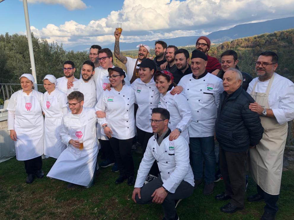 Galleria fotografica






La cena prologo di Pig Calabria è stata preparata al De Gustibus di Palmi. Nella foto Armando e Maurizio Sciarrone, figlio e padre









Padre e figlio della Macelleria Arturo di Campo Calabro (Reggio Calabria) preparano la caddara tradizionale a Villa Rossi. A sobbolire, le frittole, tutti i tagli del maiale









Luca Abbruzzino, chef del ristorante Abbruzzino di Catanzaro, tra Enzo e Renato Ioppolo della Macelleria Fratelli Ioppolo di San Giorgio Morgete (Reggio Calabria), telefono +39.0966.935101









Il motto è noto: del maiale non si butta via nulla









Luciano Monosilio (Pipero, Roma) prepara il su Bao ai piedini di maiale con salsa thai









E intanto fuori la caddara sobbolle









Sulla postazione di Angelo Sabatelli (Angelo Sabatelli, Putignano, Bari), girelle di topinambur e una montagna di ‘nduja









Ruggiero mette a punto la Cotenna soffiata









Costina di maiale glassata col liquido di cottura della frittola, aglio fermentato, puntarelle di Antonio Biafora (Biafora, San Giovanni in Fiore, Cosenza)









Costina glassata e crumble di pane alla camomilla di Gennaro Di Pace, Osteria di Porta del Vaglio a Saracena (Cosenza)









Taco di castagna, maiale, mela verde e maionese di ostriche di Luca Abbruzzino









Cotenna soffiata con mentuccia, provolone, sardella alla ‘nduja, limone e arancia di Mauricio Zillo (A Mere, Parigi)









Pancia di maiale fondente, spuma di patate, amaro del capo, finocchietto, capperi e meringa alle olive di Giacomo Sacchetto, sous chef di Casa Perbellini a Verona









Diego Rossi, diviso tra il green egg all’aperto e l’impiatto nella postazione interna…









… per preparare la sua Verza bruciata con orecchie di maiale, lenticchie fritte, peperone crusco e bergamotto, da chiudere alla maniera di un sandwich









Il giacimento di carne di maiale nel giardino di Villa Rossi









Birre firmate dal birrificio Gli Sbronzi di Reggio Calabria. Si spillavano Ipa e Saison al bergamotto









Fegato di maiale, delizioso









Polpettine di maiale. Una tira l’altra









Salvatore Avallone, chef del ristorante Cetaria di Baronissi (Salerno) coi suoi finger di maiale e gamberi









Nino Rossi, padrone di casa









Rossi & Rossi









Sabatelli, Rossi e Zillo






