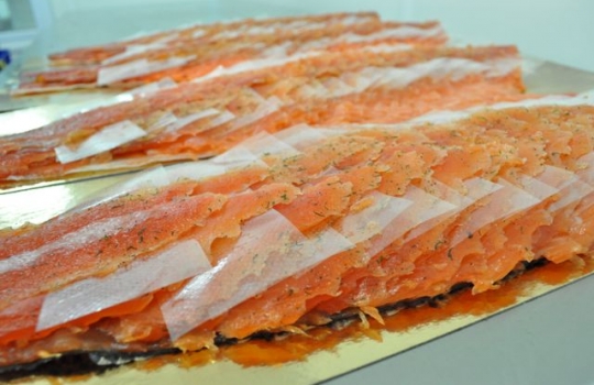 Galleria fotografica






Scozia, regione di Argyle, sud-ovest del Paese








Loch Fyne è il fiordo più noto di Argyle e anche il più lungo del Paese. Loch in gaelico significa "lago", fyne "fiordo"








Nei dintorni, colline dolci, larici, pini e abeti








Al largo si scorgono delle gabbie di acquacoltura








Disinfettare bene i piedi prima di salire sulla chiatta








Sulla chiatta, verso le gabbie dei salmoni








L’acqua in cui sguazzano i salmoni è pulita, filtrata, ricca di sali minerali








Ecco la gabbia: sono una decina in tutto, di larghezza variabile, profonde fino a 28 metri








Nuotano in circolo 30mila salmoni per gabbia. Ogni esemplare ha a disposizione 98,5 litri d’acqua per ogni chilo e mezzo di peso, uno dei più elevati del Paese








Ecco il salmone! Sono esemplari nati da uova di salmoni-riproduttori, pescati in mare e mantenuti in cattività nelle avannotterie








Al largo, accanto alle gabbie, c'è anche la base che monitora costantemente i pesci e la distribuzione (automatica) del cibo. Mangime non Ogm selezionato, integrato da proteine di origine vegetale che riducono l’utilizzo di fauna ittica utilizzata per produrre farine di pesce













Raggiunti i 3-4 anni d'età - cioè il peso di 4-6 chili, toccato in circa 8-900 giorni di acquacoltura, dei quali metà passati in acqua dolce e metà in acqua salata, per assecondare il loro istinto naturale - i salmoni vengono pescati e immediatamente riposti nel ghiaccio, accorgimento fondamentale per mantenere rigida la carne








Le lavorazioni successive vengono effettuate entro e non oltre le 15 ore dalla pesca, nel laboratorio di Cairndow, il quartier generale di Loch Fyne a un passo dalle stesse acque in cui nuotano i salmoni








I salmoni sono lavati con la stessa acqua in cui hanno nuotato fino a poco prima








E poi decapitati, spinati e sfilettati a mano


















Del salmone, come del tonno, non si butta via niente








Nel clima necessariamente polare che avvolge le operazioni, il personale di circa 60 persone è quasi interamente composto da donne. «Gli uomini non sono altrettanto precisi nell’affettare», scherzano le impiegate infagottate nelle tute sterili








Quanto lavoro? 40 ore a settimana 








I salmoni sono marinati a secco con sale e zucchero di canna








e poi sono messi nei forni di affumicatura per un intervallo di 12-24 ore, variabile a seconda della temperatura esterna













Trucioli di botte esauste da whisky: è il combustibile dell'affumicatura del salmone













Il salmone uscirà con sentori affumicati non troppo pronunciati








Manca poco al confezionamento





