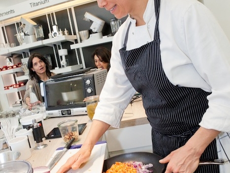 Galleria fotograficaCoda fuori dallo showroom Agape, via Statuto 12, per il piatto di Andrea BertonIl piatto di Berton:&nbsp;Focaccia di Recco con controfiletto di manzo crudo e composta di pomodoro piccanteAndrea BertonArclinea, corso Monforte 28: si preparano i fratelli&nbsp;Christian e Manuel Costardi, cuochi del ristorante Cinzia di VercelliL'imbuto di metallo per infilare il risotto nel barattolo warholiano. Alle spalle di Christian Costardi, Giulia Corradetti di Magenta BureauCostardi&rsquo;s tomato rice (omaggio a Andy Warhol)Manuel e ChristianLa gente godeCesar in via Larga 23, presidiato da&nbsp;Giovanni Ruggieri del ristorante RefettorioGiovanni Ruggieri con la sua&nbsp;Crema di patate con tarassaco all&rsquo;aceto di moscato, asparagi e salsa al crescioneGiovanni RuggieriTutti da Dada in via Larga, angolo piazza Santo Stefano, per&nbsp;Fabio Pisani e Alessandro Negrini di Aimo e NadiaFabio PisaniSpaghetti di Benedetto Cavalieri in cous cous con mozzarella di bufala campana, pomodori pugliesi &ldquo;al filo&rdquo; e profumo di limoni della CostieraLa granelle di cous cous &egrave; ricavata da spaghettoni frullati a crudoDa De Longhi, via Borgogna 8, c'&egrave; Alice Delcourt dell'Erba BruscaAlice DelcourtUltimo giro d'olio per il&nbsp;Cous cous speziato con erbe aromatiche, albicocche e zucca