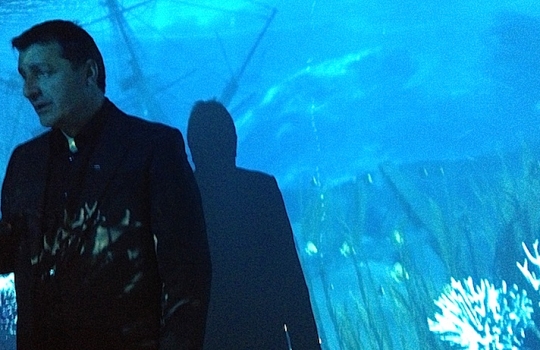 Galleria fotografica






Le prove generali








Prove del primo atto: al centro, il Bonsai di pica-pica


















Comincia la nostra esperienza: occhio all'indirizzo del centro Arts Santa Monica








Fuori staziona il van di Girona con tutto il nécessaire commestibile








Dentro, la targa coi ringraziamenti a tutti coloro che hanno lavorato al progetto








Per arrivare al set dell'opera si attraversa una mostra che proietta in oblò teaser coi motivi anticipatori di quel che troveremo dentro








Un altro teaser








Il set prima delle trasmissioni













Si parte








Una spirale ci introduce al viaggio








Al centro del tavolo, nascosto tra bonsai (un classico rochiano), pica-pica di bon bon rappresentativi di vari paesi: cevice peruviano, guacamole messicano, cous-cous marocchino...








Commensali spiazzati








Il sogno ha inizio: l'atto primo mette in tavola la Luna, sfere di tartufo bianco e nero con distillato terrestre








Intorno, un video di Franc Aleu, le musiche di Luca Francesconi e il tableware di Taller Luesma Vega








La luna








Atto secondo: lo spazio








Piatto dello spazio: aria di fichi di Cap de Creus








C'è un calice diverso per ogni atto: si passa dal cava agli champagne, dall'Armagnac ai Rioja a semplici gocce di distillati, versati anche sulla mano








Intorno, un altro splendido 3D di Franc Aleu, con le musiche di Sergi Caballero, Pedro Alcade








E' l'ofiuco, il tredicesimo segno zodiacale, tema del terzo atto













Atto quarto: Under the Sea, il set  diventa uno scenario sottomarino (vedi video 1)













E a tavola arriva una composizione golosissima di piatti di mare, servita in sculture di Pere Gifre e Dani Molina: vellutata di ricci grigliati, anemoni impanati, parmentier di octopus, marinata di frutti di mare e cirripedi










