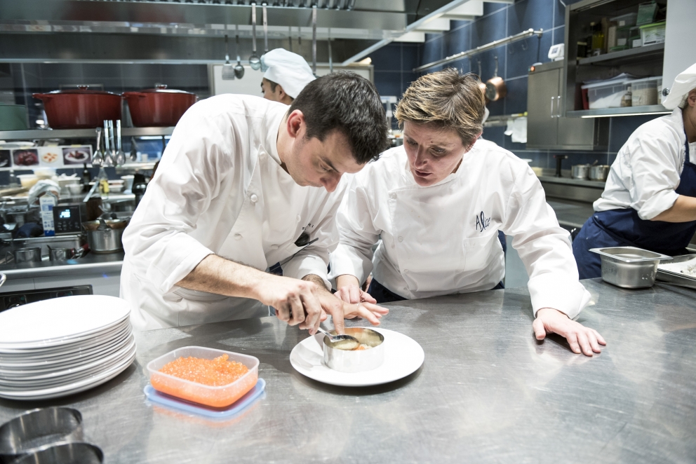 Galleria fotograficaEataly Smeraldo di Milano gremito per la presentazione della guida Identit&agrave; Golose 2015.Sul palco che spesso ospita concerti è di scena questa volta Paolo Marchi, fondatore e curatore della guida. Con lui anche Claudio Ceroni di Magenta Bureau, il braccio operativo di IG.Un'altra immagine, dall'alto......e via all'evento. Claudio Ceroni, al centro, invita sul palco il "padrone di casa" Oscar Farinetti. Coi due anche la presentatrice della serata, Tarsia Trevisan.Poi è la volta di Paolo Marchi, qui con Stefano Peccatori, direttore generale libri di Mondadori Electa, che edita la guida per il secondo anno consecutivo.Partono le premiazioni. Il primo a salire sul palco &egrave; Fabrizio Ferrari, chef de Al Porticciolo 84 di Lecco, a lui va il "Birra in cucina", premio Birra Moretti. Glielo consegna Alfredo Pratolongo, Direzione comunicazione e affari istituzionali di Heineken Italia.Sono tre i premiati, invece, da Ruinart (per mano del senior brand manager, Riccardo Caliceti, sulla destra) per la Migliore carta dei vini e dei distillati: Walter Meccia, Edoardo Boncinelli e Gabriele Fedeli, de Il Palagio, ristorante del Four Seasons di Firenze.&nbsp;Grandi applausi per il Migliore sommelier. Che &egrave; una donna, la giovane Elisa Bellavia del Cinzia - Da Christian e Manuel&nbsp;di Vercelli. A premiarla &egrave; Carlo Bianchi, Area manager NordOvest di Cavit.Il premio Ebnt va al Miglior ma&icirc;tre, in questo caso Maniel Miliccia, sorridente sulla destra: lavora al Piazza Duomo di Alba (Cn). A consegnargli il riconoscimento &egrave; Alfredo Zini, presidente dell'Ente bilaterale nazionale turismo.Piero Gabrieli, direttore marketing di Molino Quaglia, consegna poi il premio Petra-Molino Quaglia per il Miglior cestino del pane a Monica Magnini, del ristorante Guido da Costigliole di Santo Stefano Belbo (Cn).E' il turno della Sorpresa dell'anno, che giunge dalla Romagna: a Montiano (Fc) c'&egrave; infatti il ristorante Le Giare di Gianluca Gorini, discepolo di Paolo Lopriore. Per lui il premio Bonaventura Maschio direttamente dalle mani di Anna Maschio, una delle giovani anime dell'azienda di famiglia.Il Migliore chef straniero viene dalla Francia, da Parigi per la precisione: si tratta di David Toutain, dell'omonimo ristorante, nella foto in compagnia della nostra Cinzia Benzi e di Romana Tamburini (sulla destra), presidente Surgital Spa, che gli consegna il premio Surgital-Divine Creazioni.&nbsp;Miglior sous chef per la guida 2015 &egrave; Simone Nebbia del S'Apposentu di Casa Puddu, il ristorante di Roberto Petza. a Siddi (Vs). A consegnargli il premio Zafferano 3 Cuochi &egrave; Paolo Daperno, direttore generale Bonetti Spa.Sara Peirone è Top gastronomy manager di Lavazza: la persona giusta per celebrare il Miglior pasticcere, il bravo Luca De Santi, che lavora Al Mercato e al Ratanà, entrambe insegne milanesi.Si assomigliano... s&igrave;, sono fratelli: a Elia e Matteo Rizzo, de Il Desco di Verona, va il premio "Giovane famiglia" della Casa vinicola Zonin.E' il turno del Miglior chef dell'anno, un volto parzialmente nuovo, perch&eacute; &egrave; italiano (della provincia di Treviso) ma lavora dal 2009 in Giappone, al Bulgari Ginza Tower di Tokyo: &egrave; Luca Fantin, lo abbiamo intervistato qui. Conquista il premio Consorzio Grana Padano, a porgerglielo &egrave; il presidente del Consorzio stesso, Cesare Baldrighi.La Migliore chef invece arriva dal profondo Sud... proprio come il nome del suo ristorante, Sud appunto, a Quarto (Na). Si tratta di Marianna Vitale, a sinistra, premiata da Barbara D'Amico, Marketing manager Italia di Acqua Panna-S. Pellegrino.Ultimo riconoscimento per il Miglior giornalista dell'anno, anche in questo caso un volto femminile: quello di Laura Lazzaroni, de L'Uomo Vogue, cui Alessandro Marzotto, responsabile Hospitality e wine shops del Gruppo Santa Margherita, consegna l'omonimo premio.Foto di gruppo di tutti i premiati......ed ecco il riconoscimento che si sono conquistati.Prima della sfilata dei premiati Paolo Marchi aveva parlato della guida 2015: nuova grafica, tanti contenuti da leggere, come sempre. Tra essi, le "Storie di gola", racconti delle citt&agrave; con il gusto come filo conduttore, scritto da personalit&agrave; dell'enogastronomia non solo italiana. Tante le firme illustri (Torino di Marco Bolasco, Milano di Pier Bergonzi, Cortina D'Ampezzo di Paolo Marchi, Firenze di Marco Stabile, Napoli di Nino Di Costanzo, Parigi di Enzo Vizzari, Londra di Jason Atherton, Montr&eacute;al di Marie Claude Lortie, Tokyo di Yasuhiro Sasajima, Chicago di Tony Montuano, New York di Mario Batali) tra cui quella di Alessandro Pipero, che ha narrato la sua Roma.Prima ancora Claudio Ceroni aveva parlato delle numerose iniziative targate Identit&agrave; Golose durante l'Expo. Sul palco con lui era intervenuto Alessandro Mancini, direttore Ticketing e Turismo della Expo 2015 Spa.Finita la cerimonia, Paolo Marchi firma qualche copia del suo nuovo libro, XXL. 50 piatti che hanno allargato la mia vita, edito da Mondadori.&nbsp;Poi tutti all'assaggio, perch&eacute; i ristoranti interni di Eataly Smeraldo per l'occasione ospitano sette superchef (anzi otto), che preparano altrettante specialit&agrave;: i premiati Gianluca Gorini, Fabrizio Ferrari, Luca De Santi, Marianna Vitale e Simone Nebbia, la padrona di casa Viviana Varese e anche i fratelli Christian e Manuel Costardi. Nella foto &egrave; quest'ultimo, intento a preparare un Carnaroli ai bocconcini di coniglio, foie gras, crema di formaggi piemontesi e riduzione di vino.&nbsp;&nbsp;
Alice, il ristorante gourmand di Eataly Smeraldo, si prepara invece a una grande cena a quattro mani, perch&eacute; Viviana Varese ospita Luca Fantin. La cena &egrave; intitolata "Due chef, due continenti, una nazione: l'Italia".