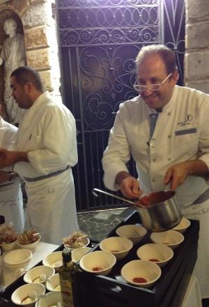Galleria fotograficaPalloncini rossi in piazza di Spagna: via a Chef sotto le stelle 225 gradi, sole e tanti sorrisiLa terrazza del Palazzetto dell'Hotel Hassler, prologo dell'eventoA sinistra, il colombiano Roy Caceres di Metamorfosi e&nbsp;Massimo D'Innocenti di Casina ValadierA destra, Michele Gioia del Cesar della Posta VecchiaGianfranco Pascucci scherza con Alessandro Circiello e&nbsp;Anna Dente dell'Osteria di San CesarioDino De BellisMozzarella di bufala a go goMassimo Riccioli e consorteFabio Spada e Cristina Bowerman dell'Hostaria GlassPorchetta a volont&agrave;Agata Parisella impiatta polpette di Fassona, ma "giapponesi"Asado di manzo piemontese con salsa chimi churri e dulce de patata, piatto italo-argentino firmato Riccardo Di Giacinto e Emiliano LopezLopez & Di Giacinto