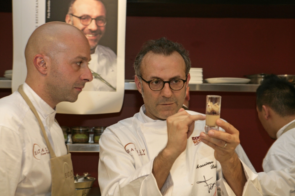 Galleria fotografica






I relatori di Identità New York 2010: da sinistra Gennaro Esposito, Pietro Zito, Emanuele Scarello, Massimo Bottura, Luca Montersino, Cristina Bowerman, Davide Scabin, Moreno Cedroni, Niko Romito, Pino Cuttaia, Ugo Alciati








Lidia Bastianich, Davide Scabin e Paolo Marchi alla conferenza stampa di presentazione Identità New York 2010 nella Piazza di Eataly








Conferenza stampa di presentazione Identità New York 2010 nella Piazza di Eataly








Identità New York 2010








Emanuele Scarello alla conferenza stampa di presentazione Identità New York 2010








Emanuele Scarello e Tatsuya Iwasaki al Corner delle Eccellenze








Luca Montersino alla Pasticceria di Eataly








Il Ristorante del Pesce con Cristina Bowerman e Pino Cuttaia








Gennaro Esposito e Ugo Alciati con gli assitenti di cucina al Ristorante della Pasta








Pietro Zito al Ristorante delle Verdure di Eataly








La Piazza di Eataly








Il menu di Emanuele Scarello al Corner delle Eccellenze








Pino Cuttaia al Ristorante del Pesce








Gli Agnolotti al sugo di arrosto e Grana Padano Riserva di Ugo Alciati








Ugo Alciati, Luca Montersino e Pino Cuttaia 








Massimo Bottura immortala gli altri chef protagonisti che con lui hanno animato i vari momenti di Identità New York








Oscar Farinetti, patron di Eataly, firma il grembiule ricordo di Identità New York 2010








Paolo Marchi, ideatore e curatore di Identità Golose, firma il grembiule ricordo di Identità New York 2010








Mario Batali, chef patron del ristorante Manzo all'interno di Eataly, firma il grembiule ricordo di Identità New York 2010








Niko Romito, Cristina Bowerman e Gennaro Esposito con Lidia Bastianich








Emanuele Scarello al Corner delle Eccellenze








Un ospite d?eccezione a Eataly in occasione di Identità New York: Ferran Adrià, qui accanto a Massimo Bottura








La locandina di Identità New York all'interno di Eataly





