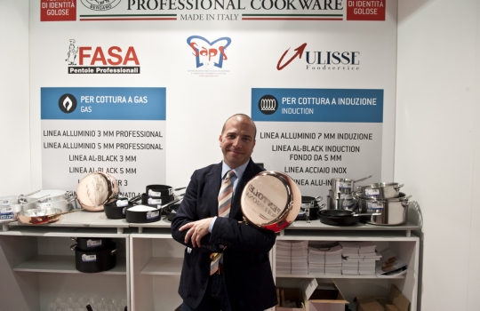 Galleria fotograficaAl centro Davide Oldani del D'O di Cornaredo (Milano) con Oliviero Toscani, fotografo e produttore di vinoGuffanti, storici affinatori di formaggi ad Arona (Novara)Lo spazio espositivo di Acqua Panna e S. Pellegrino. Le illustrazioni sono firmate da Gianluca BiscalchinPastificio dei CampiSelecta, un recinto di bont&agrave; firmate anche da Michele Rotondo, chef della Masseria Petrino di Palagianello (Taranto)Brindisi con Birra Moretti Grand Cru. A destra si riconosce Simone Padoan dei Tigli di San Bonifacio (Verona)Le alchimie pastaiole di Davide Scabin del Combal.Zero di Rivoli (Torino) allo stand Felicetti