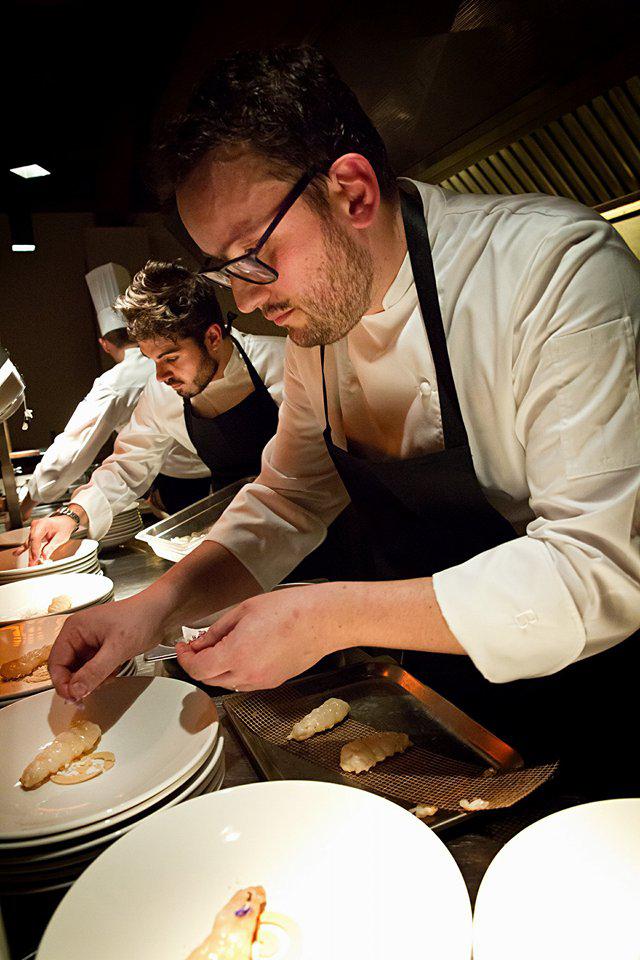 Galleria fotograficaLa nostra cena a I Fontanili negli scatti di Tanio Liotta. Si parte con gli appetizer, qui Cannoncino di polenta con crema di patate e Grana Padano
Crackers di riso, fegatini e mostarda. La panificazione - ottima - &egrave; fatta in casa
Crackers al farro, confettura di pompelmo e alici affumicate
Branzino marinato, uova di salmone, caviale di limone, cipolline in salsa agrodolce
Astice alla brace con carciofo arrosto, zabaione al limone, sfere di mela verde, gin e sedano
Quaglia, mais, pop corn e tamarindo
Faraona in due cotture, sandwich di fegatini e salsa alle pere
Trippa alla brace con verdure al dolceforte e consomm&eacute; di agrumi canditi
Bavetta di manzo di Black Angus americano con cavolo nero
Finale dolce col Gioco di cioccolato
