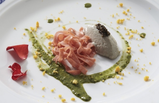 Galleria fotograficaFulvio Pierangelini, a lungo chef del Gambero Rosso di San Vincenzo (Livorno)La celebre Passatina di ceci con gamberi di Fulvio Pierangelini (qua il racconto integrale della lezione)Davide Scabin, chef del Combal.Zero di Rivoli (Torino)Il cyber egg di Davide Scabin, piatto simbolo del cuoco piemontesePasta salad di Davide ScabinVittorio Fusari, Dispensa Pane e Vini ad Adro (Brescia)L&rsquo;Interpretazione dell&rsquo;agnello di Alpago di Vittorio FusariLa pecora con gli occhiali della Val di Fanes, Vittorio FusariVirgilio Martinez, ristorante Central, Lima, Per&ugrave;
&nbsp;Capasanta, ka&ntilde;ihua&nbsp;di Ayaviri, emulsione di camu-camu di Virgilio MartinezErba andina/patata essiccata a 3mila metri, cacao amazzonico e giardino di Virgilio MartinezMeryem Cherkaoui de La Maison du Gourmet di Casablanca, MaroccoVongole allo zafferano in brodo con sapori marocchini, mandorle, fave e croccante di&nbsp;Meryem CherkaouCarlos Garcia, chef del ristorante Alto di Caracas, VenezuelaOssobuco nero con ossobuco di patata e soffritto criollo di Carlos GarciaLingua di cacao, Carlos GarciaOstrica di pomodoro di&nbsp;Roberta Sudbrack del ristorante Sudbrack di Rio de Janeiro (Brasile)Enrique Olvera, Pujol, Citt&agrave; del Messico, MessicoPlatano, ralladura di macadamia,&nbsp;hierba buena e crema di agrumi di Enrique OlveraMassimiliano e Valentino Marcattilii, San Domenico di Imola (Bologna)Uovo in raviolo di Valentino Marcattilii, grande classico della cucina italianaMagnus Nilsson, ristorante F&auml;viken, J&auml;rpen, SveziaUova di trota servite in una crosta calda di sangue di maiale disidratato di Magnus NilssonErnesto Iaccarino, Don Alfonso 1890, Sant&rsquo;Agata sui Due Golfi (Salerno)