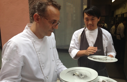 Galleria fotografica






Il nuovo ingresso dell'Osteria Francescana, via Stella 22













La cantina (con una parte) dei vini della Francescana: Bottura affetta per gli ospiti








Davide Di Fabio tra gli spazi della nuova cucina


















Franco Aliberti, tornato dal salato al dolce





