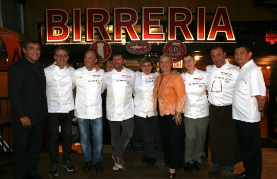 Galleria fotografica






Giuseppe Rambaldi del Combal.Zero, in sostituzione dello chef Davide Scabin, Mario Batali, Babbo e tanto altro a New York e Cesare Battisti, Ratanà a Milano








Ravioli gamberi e basilico con burro e zucca di Mario Batali








Penne con crema di peperoni di Cesare Battisti








Riccardo Felicetti e Pavia Rosati








Mario Batali e Alex Pilas, responsabile delle cucine di Eataly New York








Moreno Cedroni, ristorante Madonnina del Pescatore di Senigallia (Ancona) e Dave Pasternack, Esca a New York City








Baccalà e lepre in salsa di lamponi di Moreno Cedroni








Crudo con mele e rape di Dave Pasternack








Alessandra Rotondi, Moreno Cedroni e il suo sous chef Luca Abbadir








Berlucchi nei calici








I protagonisti della cena del primo giorno in Birreria di Eataly: Alex Pilas, Carlo Cracco, Matteo Monti, Mauro Uliassi, Giuseppe Rambaldi, Cesare Battisti, Mark Ladner, Katia Delogu, Mario Batali e Claudio Ceroni di Magenta Bureau








Appuntamento al buio, il dessert di Katia Delogu








Sala piena sul tetto di Eataly








Batali fotografa Massimo Bottura e Daniel Boulud, protagonisti della prima lezione del secondo giorno








Massimo Bottura, Sara Peirone di Lavazza e Paolo Marchi








Batali, Boulud, Bottura








Massimo Bottura, il suo secondo Takahiko Kondo e il neo-cuoco di Taglio a Milano Domenico Della Salandra








L'Uovo in gelatina di Daniel Boulud








Sara Jenkins, Porcena a New York e Mauro Uliassi, Uliassi a Senigallia (Ancona)








Audience attenta e divertita








Spaghettoni al pomodoro (di ogni colore e gusto, sei o sette tipi diversi) di Sara Jenkins








I Gamberi crudi in crema di pomodori e prugne di Mauro Uliassi





