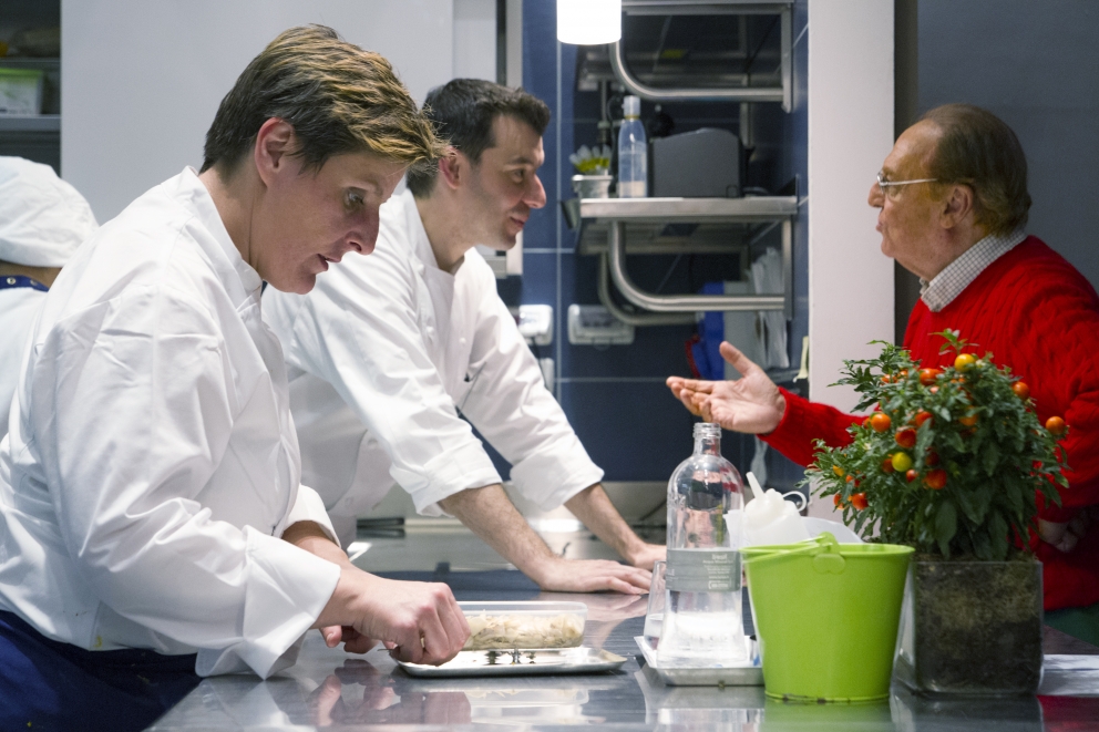 Galleria fotograficaEataly Smeraldo di Milano gremito per la presentazione della guida Identit&agrave; Golose 2015.Sul palco che spesso ospita concerti è di scena questa volta Paolo Marchi, fondatore e curatore della guida. Con lui anche Claudio Ceroni di Magenta Bureau, il braccio operativo di IG.Un'altra immagine, dall'alto......e via all'evento. Claudio Ceroni, al centro, invita sul palco il "padrone di casa" Oscar Farinetti. Coi due anche la presentatrice della serata, Tarsia Trevisan.Poi è la volta di Paolo Marchi, qui con Stefano Peccatori, direttore generale libri di Mondadori Electa, che edita la guida per il secondo anno consecutivo.Partono le premiazioni. Il primo a salire sul palco &egrave; Fabrizio Ferrari, chef de Al Porticciolo 84 di Lecco, a lui va il "Birra in cucina", premio Birra Moretti. Glielo consegna Alfredo Pratolongo, Direzione comunicazione e affari istituzionali di Heineken Italia.Sono tre i premiati, invece, da Ruinart (per mano del senior brand manager, Riccardo Caliceti, sulla destra) per la Migliore carta dei vini e dei distillati: Walter Meccia, Edoardo Boncinelli e Gabriele Fedeli, de Il Palagio, ristorante del Four Seasons di Firenze.&nbsp;Grandi applausi per il Migliore sommelier. Che &egrave; una donna, la giovane Elisa Bellavia del Cinzia - Da Christian e Manuel&nbsp;di Vercelli. A premiarla &egrave; Carlo Bianchi, Area manager NordOvest di Cavit.Il premio Ebnt va al Miglior ma&icirc;tre, in questo caso Maniel Miliccia, sorridente sulla destra: lavora al Piazza Duomo di Alba (Cn). A consegnargli il riconoscimento &egrave; Alfredo Zini, presidente dell'Ente bilaterale nazionale turismo.Piero Gabrieli, direttore marketing di Molino Quaglia, consegna poi il premio Petra-Molino Quaglia per il Miglior cestino del pane a Monica Magnini, del ristorante Guido da Costigliole di Santo Stefano Belbo (Cn).E' il turno della Sorpresa dell'anno, che giunge dalla Romagna: a Montiano (Fc) c'&egrave; infatti il ristorante Le Giare di Gianluca Gorini, discepolo di Paolo Lopriore. Per lui il premio Bonaventura Maschio direttamente dalle mani di Anna Maschio, una delle giovani anime dell'azienda di famiglia.Il Migliore chef straniero viene dalla Francia, da Parigi per la precisione: si tratta di David Toutain, dell'omonimo ristorante, nella foto in compagnia della nostra Cinzia Benzi e di Romana Tamburini (sulla destra), presidente Surgital Spa, che gli consegna il premio Surgital-Divine Creazioni.&nbsp;Miglior sous chef per la guida 2015 &egrave; Simone Nebbia del S'Apposentu di Casa Puddu, il ristorante di Roberto Petza. a Siddi (Vs). A consegnargli il premio Zafferano 3 Cuochi &egrave; Paolo Daperno, direttore generale Bonetti Spa.Sara Peirone è Top gastronomy manager di Lavazza: la persona giusta per celebrare il Miglior pasticcere, il bravo Luca De Santi, che lavora Al Mercato e al Ratanà, entrambe insegne milanesi.Si assomigliano... s&igrave;, sono fratelli: a Elia e Matteo Rizzo, de Il Desco di Verona, va il premio "Giovane famiglia" della Casa vinicola Zonin.E' il turno del Miglior chef dell'anno, un volto parzialmente nuovo, perch&eacute; &egrave; italiano (della provincia di Treviso) ma lavora dal 2009 in Giappone, al Bulgari Ginza Tower di Tokyo: &egrave; Luca Fantin, lo abbiamo intervistato qui. Conquista il premio Consorzio Grana Padano, a porgerglielo &egrave; il presidente del Consorzio stesso, Cesare Baldrighi.La Migliore chef invece arriva dal profondo Sud... proprio come il nome del suo ristorante, Sud appunto, a Quarto (Na). Si tratta di Marianna Vitale, a sinistra, premiata da Barbara D'Amico, Marketing manager Italia di Acqua Panna-S. Pellegrino.Ultimo riconoscimento per il Miglior giornalista dell'anno, anche in questo caso un volto femminile: quello di Laura Lazzaroni, de L'Uomo Vogue, cui Alessandro Marzotto, responsabile Hospitality e wine shops del Gruppo Santa Margherita, consegna l'omonimo premio.Foto di gruppo di tutti i premiati......ed ecco il riconoscimento che si sono conquistati.Prima della sfilata dei premiati Paolo Marchi aveva parlato della guida 2015: nuova grafica, tanti contenuti da leggere, come sempre. Tra essi, le "Storie di gola", racconti delle citt&agrave; con il gusto come filo conduttore, scritto da personalit&agrave; dell'enogastronomia non solo italiana. Tante le firme illustri (Torino di Marco Bolasco, Milano di Pier Bergonzi, Cortina D'Ampezzo di Paolo Marchi, Firenze di Marco Stabile, Napoli di Nino Di Costanzo, Parigi di Enzo Vizzari, Londra di Jason Atherton, Montr&eacute;al di Marie Claude Lortie, Tokyo di Yasuhiro Sasajima, Chicago di Tony Montuano, New York di Mario Batali) tra cui quella di Alessandro Pipero, che ha narrato la sua Roma.Prima ancora Claudio Ceroni aveva parlato delle numerose iniziative targate Identit&agrave; Golose durante l'Expo. Sul palco con lui era intervenuto Alessandro Mancini, direttore Ticketing e Turismo della Expo 2015 Spa.Finita la cerimonia, Paolo Marchi firma qualche copia del suo nuovo libro, XXL. 50 piatti che hanno allargato la mia vita, edito da Mondadori.&nbsp;Poi tutti all'assaggio, perch&eacute; i ristoranti interni di Eataly Smeraldo per l'occasione ospitano sette superchef (anzi otto), che preparano altrettante specialit&agrave;: i premiati Gianluca Gorini, Fabrizio Ferrari, Luca De Santi, Marianna Vitale e Simone Nebbia, la padrona di casa Viviana Varese e anche i fratelli Christian e Manuel Costardi. Nella foto &egrave; quest'ultimo, intento a preparare un Carnaroli ai bocconcini di coniglio, foie gras, crema di formaggi piemontesi e riduzione di vino.&nbsp;&nbsp;
Alice, il ristorante gourmand di Eataly Smeraldo, si prepara invece a una grande cena a quattro mani, perch&eacute; Viviana Varese ospita Luca Fantin. La cena &egrave; intitolata "Due chef, due continenti, una nazione: l'Italia".Ecco Viviana e Luca all'opera...