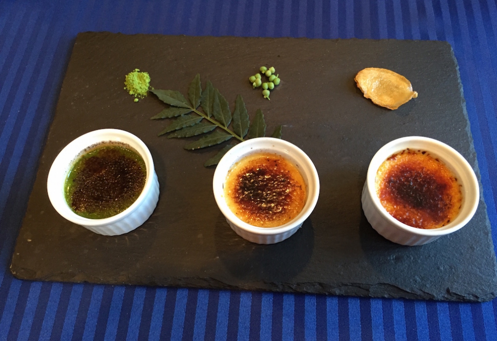 Galleria fotograficaKobe, un milione e mezzo di abitanti, &egrave; la capitale tranquilla della prefettura giapponese di Hyogo, a sua volta inserita nella macro-regione di Kansai, raggiungibile dall&rsquo;aeroporto internazionale di Osaka. Kobe dista da Osaka un&rsquo;oretta di macchina e 23 minuti di Shinkansen, i treni ad alta velocit&agrave; del Giappone. La tratta Kobe-Tokyo, circa 550 chilometri, si percorre in appena 2 ore e mezza
La prefettura di Hyogo - divisa nelle 4 province di Settsu (Kobe), Harima, Tamba e Tajima - unisce due coste: il mare del Giappone e il mare di Seto nel Pacifico a sud. Il suo simbolo &egrave; il castello di Himeji, patrimonio mondiale dell&rsquo;umanit&agrave; Unesco, eretto nel 1601. Tra poche settimane, tutt&rsquo;attorno, cominceranno a fiorire i ciliegi, uno spettacolo molto atteso&nbsp;(foto&nbsp;dronestagr.am)
La fama di Kobe accrebbe nel 1868 quando venne aperto il porto, che oggi dialoga con 500 altri porti di 130 paesi nel mondo. &Egrave; una tappa popolare per le navi da crociera. Kobe &egrave; un centro importante per le industrie pesanti e l&rsquo;acciaio: tra le altre, Kawasaki, Mitsubishi e Toshiba (foto seanews)

&nbsp;
Uno dei poli&nbsp;gastronomici pi&ugrave; vivaci di Kobe &egrave; sotterraneo, nel centro commerciale di Sogo. Decine di isole curatissime, con prodotti gastronomici di ogni genere. In primis, esercizi di patisserie e chocolaterie, una replica perfetta dei modelli francesi
Il pane &egrave; un simbolo importante per la gastronomia di Kobe, per i locali e per gli expat, circa 40mila residenti da tutto il mondo
I macaron, molto popolari nella Kobe bene
Passiamo alle meraviglie della gastronomia giapponese autentica: sempre sotto al centro commerciale Sogo, drappi di tessuto tinti con ideogrammi nascondono gli ingressi di piccole tavole a conduzione familiare, come questo teppanyiaki. Quattro tavoli in tutto, ognuno con piastra, per arroventarsi qualsiasi cosa. Nel nostro caso, soba meshi (noodle fritti con carne) e okonomiyaki, sorta di frittata. Vietato indossare maglioni pregiati
Nel centro di Kobe spunta anche una vivace Chinatown. Sono forti i legami commerciali tra la citt&agrave; giapponese e l&rsquo;isola cinese (con ambizioni irredentiste) di Taiwan
Le relazioni tra Kobe e Taiwan si sono rafforzate anche per un tragico destino comune: le calamit&agrave; naturali. Il terremoto di Kobe del 17 gennaio 1995 provoc&ograve; 6.400 vittime e 40mila feriti, danneggiando oltre 240mila palazzi. Nella foto, la prima sede del ristorante di cucina tradizionale Matsunoya dopo il sisma
Il ristorante Matsunoya &egrave; rinato in una nuova sede. Gli abbiamo dedicato un post
La chiusura del menu kaiseki del Matsunoya: t&egrave; matcha frullato per qualche secondo con canne di bamb&ugrave;, una preparazione molto popolare
Siamo accolti nel quartier generale della prefettura di Hyogo dal governatore in persona, il signor Toshizo Ido (nella foto, a destra). &laquo;Volevamo ringraziarvi anche per la nostra formidabile&nbsp;esperienza all&rsquo;Expo&raquo;, ci ha detto
I vasi di tulipani nel giardino della residenza del governatore di Hyogo
Dove comprare coltelli da cucina a Kobe? Coltelleria Kireaji-no-le, sulla Moto manchi dori, strada popolare per lo shopping
Con la pluri-premiata macelleria Moriya, passiamo al simbolo per cui la citt&agrave; portuale &egrave; famosa nel mondo: la carne di Kobe. Ottenuta da vitelli purosangue Tajima, vengono cresciuti per due anni negli allevamenti di Hyogo. Sulle sue caratteristiche di marmorizzazione abbiamo parlato diverse volte&nbsp;nei giorni di Expo. La curiosit&agrave; che non sapevamo &egrave; che fino al 1868, l&rsquo;anno in cui fu aperto il porto di Kobe, nessuno in citt&agrave; mangiava carne. Furono gli inglesi a insegnare loro l&rsquo;arte della macelleria. Purtroppo non riusciremo a visitare alcun allevamento. La motivazione ufficiale? &laquo;Dovreste stare qui a Kobe per almeno 80 giorni&raquo;, ci hanno spiegato gli interlocutori di Jetro Kobe, &laquo;solo da allora la vostra composizione batterica non risulter&agrave; pi&ugrave; nociva per i nostri bovini&raquo;
La carne di Kobe &egrave; servita in 37 insegne della citt&agrave; (e 300 in tutto il Giappone). Dove andare? Da Kobe Plaisir, al 2-11-5 della Shimoyamate, quartiere Chuo-ku
La lavagna del menu del ristorante Kobe Plaisir, un inno alla carne pi&ugrave; ambita del mondo
Lo chef del teppanyiaki, la spettacolare griglia di Kobe Plaisir
Sul suo vassoio, due meravigliose entrec&ocirc;te di carne di Kobe. Rosolate ai lati, rosse dentro, si squaglieranno in bocca
Impossibile chiedere una tartare di Kobe: vietate
Sulla griglia il ragazzo abbrustolir&agrave; anche cipolle, funghi, melanzane e rape
Comincia il tour lontano da Kobe, a caccia delle altre bont&agrave; della prefettura di Hyogo. Iniziamo dal miso dell&rsquo;azienda centenaria Rokko di Ashya. Se in Italia dici miso, pensi a un prodotto unico. Ma, cos&igrave; come non esiste &ldquo;la birra&rdquo; o il &ldquo;vino&rdquo;, cos&igrave; dobbiamo abituarci a pluralizzare un genere che l&rsquo;Occidente ingenuamente interpreta spesso come singolare. Esistono infinite variet&agrave; di miso, a seconda delle tecniche di lavorazione (bollitura in acqua o a vapore del riso), del tipo di ingredienti utilizzati (riso, ma anche segale o grano, che poi vengono uniti a fagioli neri di soia cotti) e dell&rsquo;arco temporale di fermentazione
A tavola, l&rsquo;impiego del miso non &egrave; limitato, come crediamo in Italia, alla sola zuppa in apertura del pasto (o alla fine delle maratone: gli atleti la bevono subito per sciogliere i muscoli induriti dai chilometri): la letteratura gastronomica giapponese abbonda di marinature di carne e pesce e dessert
Il futuro miso &egrave; messo a fermentare per due anni pressato da massi rocciosi, sotto al pavimento dell&rsquo;azienda Rokko. Questi miso sono pregiati perch&eacute; la loro salinit&agrave; &egrave; molto inferiore rispetto agli stessi simili pi&ugrave; cheap
Asakuro sansho (pepe), messo sotto alcol. &Egrave; uno dei prodotti pi&ugrave; interessanti che abbiamo trovato nella prefettura di Hyogo: lo abbiamo trovato nell&rsquo;entroterra di Yabu, nelle vicinanze di una frequentata pista di sci. Detto anche &ldquo;diamante verde&rdquo;, il suo frutto crudo esprime una marcata nota citrica che anestetizza piacevolmente la lingua per qualche minuto
Il pepe Asakuro si raccoglie nell&rsquo;ultima settimana di maggio, quando tutte le famiglie di Yabu e dintorni &ndash; anziani inclusi &ndash; scuotono 5.500 alberelli, percorsi da una frenetica energia. Longino & Cardenal sta per importarlo in Italia. Scommettiamo fin da ora sul dilagare del prodotto nei menu d&rsquo;autore
Carne di manzo di Tajima al pepe Asakuro con salsa di soia al vino rosso. Sul retro, verdure croccanti. Ci &egrave; stato servito al ristorante&nbsp;La Riviere di Yabu
