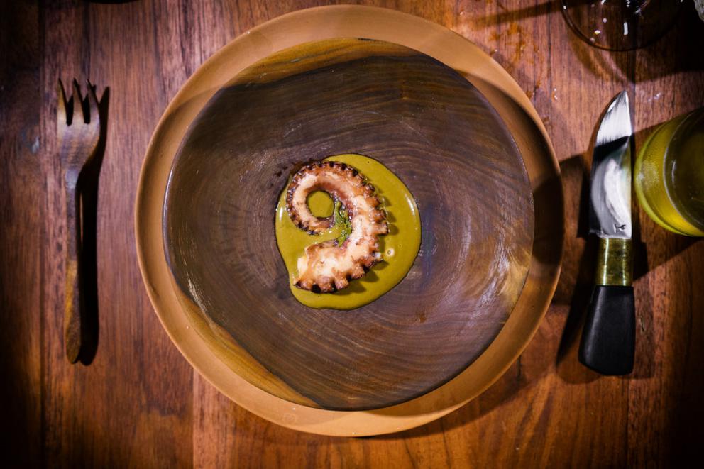 Galleria fotograficaChampagne&nbsp;Louis Roederer&nbsp;2009, Blanc de blancs
Pi&ntilde;uela e tamarindo
Pi&ntilde;uela&nbsp;e tamarindo, da vicino
Vongola regina dal golfo di California
La vongola da vicino
Saluto con pomodori disidratati e chapulines&nbsp;
Brodo freddo di masa con lime e fiori del momento
Mead, birrificio&nbsp;Escollo, stato di&nbsp;Quer&eacute;taro
Cocco giovane e caviale
Vino: Presencia Casual 2014, da uve Semillon,&nbsp;Luis-Antoine Luyt, Cile
Frutta tropicale e Chile de arbol (peperoncino Coda di topo)
Frutta locale
Ceviche di banana e olio di alghe kelp
Alga kelp gigante e michelada di cozze
Taco di spinaci Chaya&nbsp;con ostriche fresche dalla Bahia Falsa (Baja California)
Il taco da vicino
Amber ale del&nbsp;birrificio Cebia,&nbsp;Merida
Zucca grigliata per intero
Una notte sotto le stelle
Tostada con escamoles (larve di formiche)
La tostada da vicino
Birra Golden Sour del birrifico&nbsp;Wendlandt di&nbsp;Ensenada (Messico)
Polpo appena cotto in crosta di sale masa
