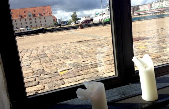 Galleria fotografica






In cammino verso il Noma. Il ristorante è al piano terra del palazzone più a sinistra. Per arrivarci dalla popolare insenatura di Nyhavn (il punto da cui è scattata la foto), occorre fare un bel giro. Ma si notano i lavori per la costruzione di un ponte. Che condurrà dritto all'insegna








Altra prospettiva sul Noma da Nyhavn. Il ristorante galleggia sulla Christianshavn, una delle tante isole artificiali che compongono Copenhagen








Di là del fiume, sulla lunga via che conduce allo spiazzo del Noma








Uno scenario molto tranquillo, di case pastello. Il silenzio è perché vanno tutti in bici













Al massimo si sente rombare qualche scafo








Il vascello davanti al Noma. Oltre a quella danese, sventolano le bandiere di Isole Far Oer e Groenlandia: le loro ambasciate sono nello stesso palazzo del ristorante. Coerenza nordica








Il retro del ristorante. L'80% delle 80 persone che lavorano al Noma viene a lavorare in bici, chef incluso








Dietro al ristorante, un'iscrizione ricorda i passeggeri scomparsi a bordo della danese Hans Hedtoft. Il transatlantico si scontrò il 30 gennaio 1959 contrò un iceberg in Groenlandia. Fu ritrovata solo una cintura di sicurezza
 








L'ingresso del ristorante, al civico 93 di Strandgade








La vista, ingresso alle spalle








Tra l'ingresso e la cucina a vista, spicca un corner di decoro simil-giapponese. A sinistra s'intravede Noma, time and place in Nordic Cuisine, edizioni Phaidon, un testo fondamentale per approfondire tutti i rivoli del Redzepi-mondo. La versione italiana si ordina qui








Una pianta di piccoli agrumi orla la cucina a vista








La porta d'ingresso vista dalla cucina








Le sedie, molto comode, sono anni Sessanta con schienali foderati di pelle di pecora, alcune più morbide di altre








I tavoli sono ampi e senza tovaglie. Attorno prevale il grigio e i colori rustici, sulle travi in legno del soffitto ma anche sulle divise dei ragazzi di sala





