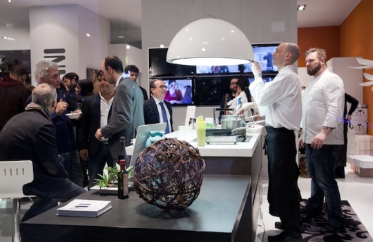 Galleria fotograficaCoda fuori dallo showroom Agape, via Statuto 12, per il piatto di Andrea BertonIl piatto di Berton:&nbsp;Focaccia di Recco con controfiletto di manzo crudo e composta di pomodoro piccanteAndrea BertonArclinea, corso Monforte 28: si preparano i fratelli&nbsp;Christian e Manuel Costardi, cuochi del ristorante Cinzia di VercelliL'imbuto di metallo per infilare il risotto nel barattolo warholiano. Alle spalle di Christian Costardi, Giulia Corradetti di Magenta BureauCostardi&rsquo;s tomato rice (omaggio a Andy Warhol)Manuel e ChristianLa gente godeCesar in via Larga 23, presidiato da&nbsp;Giovanni Ruggieri del ristorante RefettorioGiovanni Ruggieri con la sua&nbsp;Crema di patate con tarassaco all&rsquo;aceto di moscato, asparagi e salsa al crescioneGiovanni RuggieriTutti da Dada in via Larga, angolo piazza Santo Stefano, per&nbsp;Fabio Pisani e Alessandro Negrini di Aimo e NadiaFabio PisaniSpaghetti di Benedetto Cavalieri in cous cous con mozzarella di bufala campana, pomodori pugliesi &ldquo;al filo&rdquo; e profumo di limoni della CostieraLa granelle di cous cous &egrave; ricavata da spaghettoni frullati a crudoDa De Longhi, via Borgogna 8, c'&egrave; Alice Delcourt dell'Erba BruscaAlice DelcourtUltimo giro d'olio per il&nbsp;Cous cous speziato con erbe aromatiche, albicocche e zuccaMatteo Torretta ha cucinato allo Scavolini Store di piazza Missori