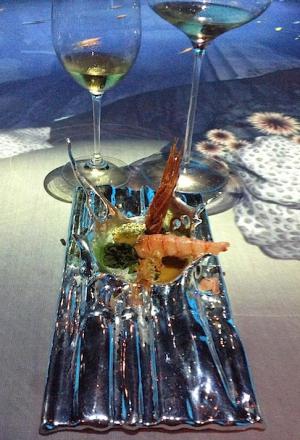 Galleria fotografica






Le prove generali








Prove del primo atto: al centro, il Bonsai di pica-pica


















Comincia la nostra esperienza: occhio all'indirizzo del centro Arts Santa Monica








Fuori staziona il van di Girona con tutto il nécessaire commestibile








Dentro, la targa coi ringraziamenti a tutti coloro che hanno lavorato al progetto








Per arrivare al set dell'opera si attraversa una mostra che proietta in oblò teaser coi motivi anticipatori di quel che troveremo dentro








Un altro teaser








Il set prima delle trasmissioni













Si parte








Una spirale ci introduce al viaggio








Al centro del tavolo, nascosto tra bonsai (un classico rochiano), pica-pica di bon bon rappresentativi di vari paesi: cevice peruviano, guacamole messicano, cous-cous marocchino...








Commensali spiazzati








Il sogno ha inizio: l'atto primo mette in tavola la Luna, sfere di tartufo bianco e nero con distillato terrestre








Intorno, un video di Franc Aleu, le musiche di Luca Francesconi e il tableware di Taller Luesma Vega








La luna








Atto secondo: lo spazio








Piatto dello spazio: aria di fichi di Cap de Creus








C'è un calice diverso per ogni atto: si passa dal cava agli champagne, dall'Armagnac ai Rioja a semplici gocce di distillati, versati anche sulla mano








Intorno, un altro splendido 3D di Franc Aleu, con le musiche di Sergi Caballero, Pedro Alcade








E' l'ofiuco, il tredicesimo segno zodiacale, tema del terzo atto













Atto quarto: Under the Sea, il set  diventa uno scenario sottomarino (vedi video 1)













E a tavola arriva una composizione golosissima di piatti di mare, servita in sculture di Pere Gifre e Dani Molina: vellutata di ricci grigliati, anemoni impanati, parmentier di octopus, marinata di frutti di mare e cirripedi













Tra un atto e l'altro, la voce calma di Josep Roca





