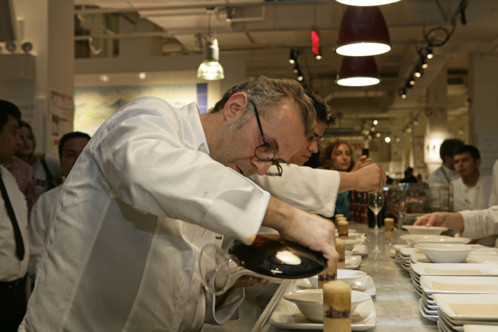 Galleria fotografica






I relatori di Identità New York 2010: da sinistra Gennaro Esposito, Pietro Zito, Emanuele Scarello, Massimo Bottura, Luca Montersino, Cristina Bowerman, Davide Scabin, Moreno Cedroni, Niko Romito, Pino Cuttaia, Ugo Alciati








Lidia Bastianich, Davide Scabin e Paolo Marchi alla conferenza stampa di presentazione Identità New York 2010 nella Piazza di Eataly








Conferenza stampa di presentazione Identità New York 2010 nella Piazza di Eataly








Identità New York 2010








Emanuele Scarello alla conferenza stampa di presentazione Identità New York 2010








Emanuele Scarello e Tatsuya Iwasaki al Corner delle Eccellenze








Luca Montersino alla Pasticceria di Eataly








Il Ristorante del Pesce con Cristina Bowerman e Pino Cuttaia








Gennaro Esposito e Ugo Alciati con gli assitenti di cucina al Ristorante della Pasta








Pietro Zito al Ristorante delle Verdure di Eataly








La Piazza di Eataly








Il menu di Emanuele Scarello al Corner delle Eccellenze








Pino Cuttaia al Ristorante del Pesce








Gli Agnolotti al sugo di arrosto e Grana Padano Riserva di Ugo Alciati








Ugo Alciati, Luca Montersino e Pino Cuttaia 








Massimo Bottura immortala gli altri chef protagonisti che con lui hanno animato i vari momenti di Identità New York








Oscar Farinetti, patron di Eataly, firma il grembiule ricordo di Identità New York 2010








Paolo Marchi, ideatore e curatore di Identità Golose, firma il grembiule ricordo di Identità New York 2010








Mario Batali, chef patron del ristorante Manzo all'interno di Eataly, firma il grembiule ricordo di Identità New York 2010








Niko Romito, Cristina Bowerman e Gennaro Esposito con Lidia Bastianich








Emanuele Scarello al Corner delle Eccellenze








Un ospite d?eccezione a Eataly in occasione di Identità New York: Ferran Adrià, qui accanto a Massimo Bottura








La locandina di Identità New York all'interno di Eataly








La preparazione della cena di gala al ristorante Manzo all?interno di Eataly: Niko Romito e Massimo Bottura





