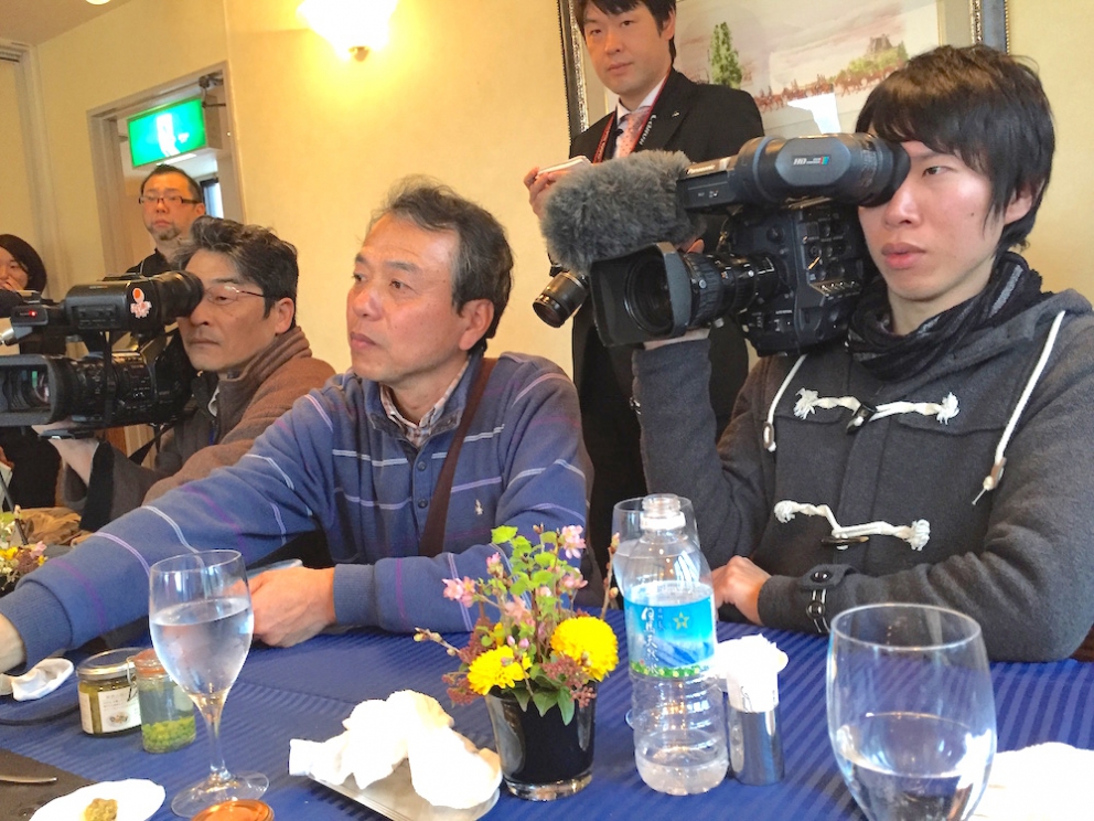 Galleria fotograficaKobe, un milione e mezzo di abitanti, &egrave; la capitale tranquilla della prefettura giapponese di Hyogo, a sua volta inserita nella macro-regione di Kansai, raggiungibile dall&rsquo;aeroporto internazionale di Osaka. Kobe dista da Osaka un&rsquo;oretta di macchina e 23 minuti di Shinkansen, i treni ad alta velocit&agrave; del Giappone. La tratta Kobe-Tokyo, circa 550 chilometri, si percorre in appena 2 ore e mezza
La prefettura di Hyogo - divisa nelle 4 province di Settsu (Kobe), Harima, Tamba e Tajima - unisce due coste: il mare del Giappone e il mare di Seto nel Pacifico a sud. Il suo simbolo &egrave; il castello di Himeji, patrimonio mondiale dell&rsquo;umanit&agrave; Unesco, eretto nel 1601. Tra poche settimane, tutt&rsquo;attorno, cominceranno a fiorire i ciliegi, uno spettacolo molto atteso&nbsp;(foto&nbsp;dronestagr.am)
La fama di Kobe accrebbe nel 1868 quando venne aperto il porto, che oggi dialoga con 500 altri porti di 130 paesi nel mondo. &Egrave; una tappa popolare per le navi da crociera. Kobe &egrave; un centro importante per le industrie pesanti e l&rsquo;acciaio: tra le altre, Kawasaki, Mitsubishi e Toshiba (foto seanews)

&nbsp;
Uno dei poli&nbsp;gastronomici pi&ugrave; vivaci di Kobe &egrave; sotterraneo, nel centro commerciale di Sogo. Decine di isole curatissime, con prodotti gastronomici di ogni genere. In primis, esercizi di patisserie e chocolaterie, una replica perfetta dei modelli francesi
Il pane &egrave; un simbolo importante per la gastronomia di Kobe, per i locali e per gli expat, circa 40mila residenti da tutto il mondo
I macaron, molto popolari nella Kobe bene
Passiamo alle meraviglie della gastronomia giapponese autentica: sempre sotto al centro commerciale Sogo, drappi di tessuto tinti con ideogrammi nascondono gli ingressi di piccole tavole a conduzione familiare, come questo teppanyiaki. Quattro tavoli in tutto, ognuno con piastra, per arroventarsi qualsiasi cosa. Nel nostro caso, soba meshi (noodle fritti con carne) e okonomiyaki, sorta di frittata. Vietato indossare maglioni pregiati
Nel centro di Kobe spunta anche una vivace Chinatown. Sono forti i legami commerciali tra la citt&agrave; giapponese e l&rsquo;isola cinese (con ambizioni irredentiste) di Taiwan
Le relazioni tra Kobe e Taiwan si sono rafforzate anche per un tragico destino comune: le calamit&agrave; naturali. Il terremoto di Kobe del 17 gennaio 1995 provoc&ograve; 6.400 vittime e 40mila feriti, danneggiando oltre 240mila palazzi. Nella foto, la prima sede del ristorante di cucina tradizionale Matsunoya dopo il sisma
Il ristorante Matsunoya &egrave; rinato in una nuova sede. Gli abbiamo dedicato un post
La chiusura del menu kaiseki del Matsunoya: t&egrave; matcha frullato per qualche secondo con canne di bamb&ugrave;, una preparazione molto popolare
Siamo accolti nel quartier generale della prefettura di Hyogo dal governatore in persona, il signor Toshizo Ido (nella foto, a destra). &laquo;Volevamo ringraziarvi anche per la nostra formidabile&nbsp;esperienza all&rsquo;Expo&raquo;, ci ha detto
I vasi di tulipani nel giardino della residenza del governatore di Hyogo
Dove comprare coltelli da cucina a Kobe? Coltelleria Kireaji-no-le, sulla Moto manchi dori, strada popolare per lo shopping
Con la pluri-premiata macelleria Moriya, passiamo al simbolo per cui la citt&agrave; portuale &egrave; famosa nel mondo: la carne di Kobe. Ottenuta da vitelli purosangue Tajima, vengono cresciuti per due anni negli allevamenti di Hyogo. Sulle sue caratteristiche di marmorizzazione abbiamo parlato diverse volte&nbsp;nei giorni di Expo. La curiosit&agrave; che non sapevamo &egrave; che fino al 1868, l&rsquo;anno in cui fu aperto il porto di Kobe, nessuno in citt&agrave; mangiava carne. Furono gli inglesi a insegnare loro l&rsquo;arte della macelleria. Purtroppo non riusciremo a visitare alcun allevamento. La motivazione ufficiale? &laquo;Dovreste stare qui a Kobe per almeno 80 giorni&raquo;, ci hanno spiegato gli interlocutori di Jetro Kobe, &laquo;solo da allora la vostra composizione batterica non risulter&agrave; pi&ugrave; nociva per i nostri bovini&raquo;
La carne di Kobe &egrave; servita in 37 insegne della citt&agrave; (e 300 in tutto il Giappone). Dove andare? Da Kobe Plaisir, al 2-11-5 della Shimoyamate, quartiere Chuo-ku
La lavagna del menu del ristorante Kobe Plaisir, un inno alla carne pi&ugrave; ambita del mondo
Lo chef del teppanyiaki, la spettacolare griglia di Kobe Plaisir
Sul suo vassoio, due meravigliose entrec&ocirc;te di carne di Kobe. Rosolate ai lati, rosse dentro, si squaglieranno in bocca
Impossibile chiedere una tartare di Kobe: vietate
Sulla griglia il ragazzo abbrustolir&agrave; anche cipolle, funghi, melanzane e rape
Comincia il tour lontano da Kobe, a caccia delle altre bont&agrave; della prefettura di Hyogo. Iniziamo dal miso dell&rsquo;azienda centenaria Rokko di Ashya. Se in Italia dici miso, pensi a un prodotto unico. Ma, cos&igrave; come non esiste &ldquo;la birra&rdquo; o il &ldquo;vino&rdquo;, cos&igrave; dobbiamo abituarci a pluralizzare un genere che l&rsquo;Occidente ingenuamente interpreta spesso come singolare. Esistono infinite variet&agrave; di miso, a seconda delle tecniche di lavorazione (bollitura in acqua o a vapore del riso), del tipo di ingredienti utilizzati (riso, ma anche segale o grano, che poi vengono uniti a fagioli neri di soia cotti) e dell&rsquo;arco temporale di fermentazione
A tavola, l&rsquo;impiego del miso non &egrave; limitato, come crediamo in Italia, alla sola zuppa in apertura del pasto (o alla fine delle maratone: gli atleti la bevono subito per sciogliere i muscoli induriti dai chilometri): la letteratura gastronomica giapponese abbonda di marinature di carne e pesce e dessert
Il futuro miso &egrave; messo a fermentare per due anni pressato da massi rocciosi, sotto al pavimento dell&rsquo;azienda Rokko. Questi miso sono pregiati perch&eacute; la loro salinit&agrave; &egrave; molto inferiore rispetto agli stessi simili pi&ugrave; cheap
Asakuro sansho (pepe), messo sotto alcol. &Egrave; uno dei prodotti pi&ugrave; interessanti che abbiamo trovato nella prefettura di Hyogo: lo abbiamo trovato nell&rsquo;entroterra di Yabu, nelle vicinanze di una frequentata pista di sci. Detto anche &ldquo;diamante verde&rdquo;, il suo frutto crudo esprime una marcata nota citrica che anestetizza piacevolmente la lingua per qualche minuto
Il pepe Asakuro si raccoglie nell&rsquo;ultima settimana di maggio, quando tutte le famiglie di Yabu e dintorni &ndash; anziani inclusi &ndash; scuotono 5.500 alberelli, percorsi da una frenetica energia. Longino & Cardenal sta per importarlo in Italia. Scommettiamo fin da ora sul dilagare del prodotto nei menu d&rsquo;autore
Carne di manzo di Tajima al pepe Asakuro con salsa di soia al vino rosso. Sul retro, verdure croccanti. Ci &egrave; stato servito al ristorante&nbsp;La Riviere di Yabu
Un formidabile tris di cr&egrave;me br&ucirc;l&eacute;e, ancora al ristorante La Riviere. L&rsquo;ortodossia del dessert &egrave; solo apparente perch&eacute; ogni tazzina &egrave; spinta da un&rsquo;aromatizzazione speciale: nell&rsquo;ordine da sinistra a destra, t&egrave; matcha, pepe Asakuro e zenzero
