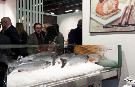 Galleria fotograficaAl centro Davide Oldani del D'O di Cornaredo (Milano) con Oliviero Toscani, fotografo e produttore di vinoGuffanti, storici affinatori di formaggi ad Arona (Novara)Lo spazio espositivo di Acqua Panna e S. Pellegrino. Le illustrazioni sono firmate da Gianluca BiscalchinPastificio dei CampiSelecta, un recinto di bont&agrave; firmate anche da Michele Rotondo, chef della Masseria Petrino di Palagianello (Taranto)Brindisi con Birra Moretti Grand Cru. A destra si riconosce Simone Padoan dei Tigli di San Bonifacio (Verona)Le alchimie pastaiole di Davide Scabin del Combal.Zero di Rivoli (Torino) allo stand Felicetti