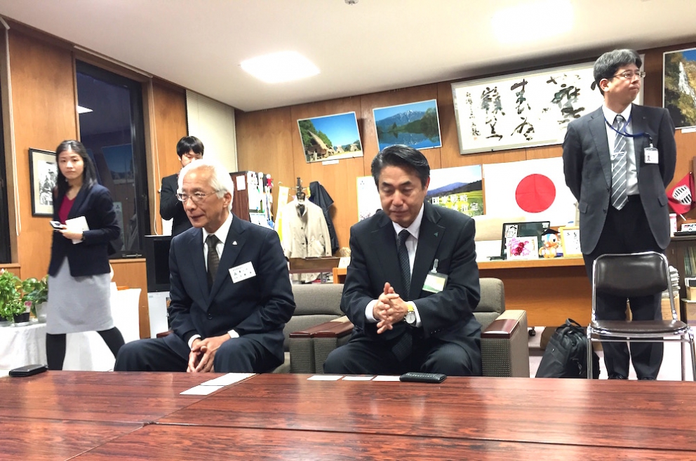 Galleria fotograficaKobe, un milione e mezzo di abitanti, &egrave; la capitale tranquilla della prefettura giapponese di Hyogo, a sua volta inserita nella macro-regione di Kansai, raggiungibile dall&rsquo;aeroporto internazionale di Osaka. Kobe dista da Osaka un&rsquo;oretta di macchina e 23 minuti di Shinkansen, i treni ad alta velocit&agrave; del Giappone. La tratta Kobe-Tokyo, circa 550 chilometri, si percorre in appena 2 ore e mezza
La prefettura di Hyogo - divisa nelle 4 province di Settsu (Kobe), Harima, Tamba e Tajima - unisce due coste: il mare del Giappone e il mare di Seto nel Pacifico a sud. Il suo simbolo &egrave; il castello di Himeji, patrimonio mondiale dell&rsquo;umanit&agrave; Unesco, eretto nel 1601. Tra poche settimane, tutt&rsquo;attorno, cominceranno a fiorire i ciliegi, uno spettacolo molto atteso&nbsp;(foto&nbsp;dronestagr.am)
La fama di Kobe accrebbe nel 1868 quando venne aperto il porto, che oggi dialoga con 500 altri porti di 130 paesi nel mondo. &Egrave; una tappa popolare per le navi da crociera. Kobe &egrave; un centro importante per le industrie pesanti e l&rsquo;acciaio: tra le altre, Kawasaki, Mitsubishi e Toshiba (foto seanews)

&nbsp;
Uno dei poli&nbsp;gastronomici pi&ugrave; vivaci di Kobe &egrave; sotterraneo, nel centro commerciale di Sogo. Decine di isole curatissime, con prodotti gastronomici di ogni genere. In primis, esercizi di patisserie e chocolaterie, una replica perfetta dei modelli francesi
Il pane &egrave; un simbolo importante per la gastronomia di Kobe, per i locali e per gli expat, circa 40mila residenti da tutto il mondo
I macaron, molto popolari nella Kobe bene
Passiamo alle meraviglie della gastronomia giapponese autentica: sempre sotto al centro commerciale Sogo, drappi di tessuto tinti con ideogrammi nascondono gli ingressi di piccole tavole a conduzione familiare, come questo teppanyiaki. Quattro tavoli in tutto, ognuno con piastra, per arroventarsi qualsiasi cosa. Nel nostro caso, soba meshi (noodle fritti con carne) e okonomiyaki, sorta di frittata. Vietato indossare maglioni pregiati
Nel centro di Kobe spunta anche una vivace Chinatown. Sono forti i legami commerciali tra la citt&agrave; giapponese e l&rsquo;isola cinese (con ambizioni irredentiste) di Taiwan
Le relazioni tra Kobe e Taiwan si sono rafforzate anche per un tragico destino comune: le calamit&agrave; naturali. Il terremoto di Kobe del 17 gennaio 1995 provoc&ograve; 6.400 vittime e 40mila feriti, danneggiando oltre 240mila palazzi. Nella foto, la prima sede del ristorante di cucina tradizionale Matsunoya dopo il sisma
Il ristorante Matsunoya &egrave; rinato in una nuova sede. Gli abbiamo dedicato un post
La chiusura del menu kaiseki del Matsunoya: t&egrave; matcha frullato per qualche secondo con canne di bamb&ugrave;, una preparazione molto popolare
Siamo accolti nel quartier generale della prefettura di Hyogo dal governatore in persona, il signor Toshizo Ido (nella foto, a destra). &laquo;Volevamo ringraziarvi anche per la nostra formidabile&nbsp;esperienza all&rsquo;Expo&raquo;, ci ha detto
I vasi di tulipani nel giardino della residenza del governatore di Hyogo
Dove comprare coltelli da cucina a Kobe? Coltelleria Kireaji-no-le, sulla Moto manchi dori, strada popolare per lo shopping
Con la pluri-premiata macelleria Moriya, passiamo al simbolo per cui la citt&agrave; portuale &egrave; famosa nel mondo: la carne di Kobe. Ottenuta da vitelli purosangue Tajima, vengono cresciuti per due anni negli allevamenti di Hyogo. Sulle sue caratteristiche di marmorizzazione abbiamo parlato diverse volte&nbsp;nei giorni di Expo. La curiosit&agrave; che non sapevamo &egrave; che fino al 1868, l&rsquo;anno in cui fu aperto il porto di Kobe, nessuno in citt&agrave; mangiava carne. Furono gli inglesi a insegnare loro l&rsquo;arte della macelleria. Purtroppo non riusciremo a visitare alcun allevamento. La motivazione ufficiale? &laquo;Dovreste stare qui a Kobe per almeno 80 giorni&raquo;, ci hanno spiegato gli interlocutori di Jetro Kobe, &laquo;solo da allora la vostra composizione batterica non risulter&agrave; pi&ugrave; nociva per i nostri bovini&raquo;
La carne di Kobe &egrave; servita in 37 insegne della citt&agrave; (e 300 in tutto il Giappone). Dove andare? Da Kobe Plaisir, al 2-11-5 della Shimoyamate, quartiere Chuo-ku
La lavagna del menu del ristorante Kobe Plaisir, un inno alla carne pi&ugrave; ambita del mondo
Lo chef del teppanyiaki, la spettacolare griglia di Kobe Plaisir
Sul suo vassoio, due meravigliose entrec&ocirc;te di carne di Kobe. Rosolate ai lati, rosse dentro, si squaglieranno in bocca
Impossibile chiedere una tartare di Kobe: vietate
Sulla griglia il ragazzo abbrustolir&agrave; anche cipolle, funghi, melanzane e rape
Comincia il tour lontano da Kobe, a caccia delle altre bont&agrave; della prefettura di Hyogo. Iniziamo dal miso dell&rsquo;azienda centenaria Rokko di Ashya. Se in Italia dici miso, pensi a un prodotto unico. Ma, cos&igrave; come non esiste &ldquo;la birra&rdquo; o il &ldquo;vino&rdquo;, cos&igrave; dobbiamo abituarci a pluralizzare un genere che l&rsquo;Occidente ingenuamente interpreta spesso come singolare. Esistono infinite variet&agrave; di miso, a seconda delle tecniche di lavorazione (bollitura in acqua o a vapore del riso), del tipo di ingredienti utilizzati (riso, ma anche segale o grano, che poi vengono uniti a fagioli neri di soia cotti) e dell&rsquo;arco temporale di fermentazione
A tavola, l&rsquo;impiego del miso non &egrave; limitato, come crediamo in Italia, alla sola zuppa in apertura del pasto (o alla fine delle maratone: gli atleti la bevono subito per sciogliere i muscoli induriti dai chilometri): la letteratura gastronomica giapponese abbonda di marinature di carne e pesce e dessert
Il futuro miso &egrave; messo a fermentare per due anni pressato da massi rocciosi, sotto al pavimento dell&rsquo;azienda Rokko. Questi miso sono pregiati perch&eacute; la loro salinit&agrave; &egrave; molto inferiore rispetto agli stessi simili pi&ugrave; cheap
Asakuro sansho (pepe), messo sotto alcol. &Egrave; uno dei prodotti pi&ugrave; interessanti che abbiamo trovato nella prefettura di Hyogo: lo abbiamo trovato nell&rsquo;entroterra di Yabu, nelle vicinanze di una frequentata pista di sci. Detto anche &ldquo;diamante verde&rdquo;, il suo frutto crudo esprime una marcata nota citrica che anestetizza piacevolmente la lingua per qualche minuto
Il pepe Asakuro si raccoglie nell&rsquo;ultima settimana di maggio, quando tutte le famiglie di Yabu e dintorni &ndash; anziani inclusi &ndash; scuotono 5.500 alberelli, percorsi da una frenetica energia. Longino & Cardenal sta per importarlo in Italia. Scommettiamo fin da ora sul dilagare del prodotto nei menu d&rsquo;autore
Carne di manzo di Tajima al pepe Asakuro con salsa di soia al vino rosso. Sul retro, verdure croccanti. Ci &egrave; stato servito al ristorante&nbsp;La Riviere di Yabu
Un formidabile tris di cr&egrave;me br&ucirc;l&eacute;e, ancora al ristorante La Riviere. L&rsquo;ortodossia del dessert &egrave; solo apparente perch&eacute; ogni tazzina &egrave; spinta da un&rsquo;aromatizzazione speciale: nell&rsquo;ordine da sinistra a destra, t&egrave; matcha, pepe Asakuro e zenzero
Media scatenati con gli ospiti italiani al ristorante La Riviere&hellip;.
