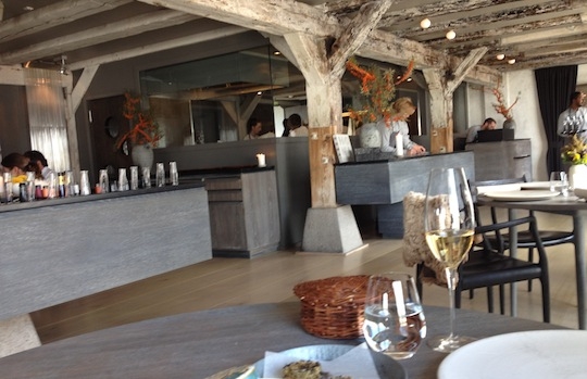 Galleria fotografica






In cammino verso il Noma. Il ristorante è al piano terra del palazzone più a sinistra. Per arrivarci dalla popolare insenatura di Nyhavn (il punto da cui è scattata la foto), occorre fare un bel giro. Ma si notano i lavori per la costruzione di un ponte. Che condurrà dritto all'insegna








Altra prospettiva sul Noma da Nyhavn. Il ristorante galleggia sulla Christianshavn, una delle tante isole artificiali che compongono Copenhagen








Di là del fiume, sulla lunga via che conduce allo spiazzo del Noma








Uno scenario molto tranquillo, di case pastello. Il silenzio è perché vanno tutti in bici













Al massimo si sente rombare qualche scafo








Il vascello davanti al Noma. Oltre a quella danese, sventolano le bandiere di Isole Far Oer e Groenlandia: le loro ambasciate sono nello stesso palazzo del ristorante. Coerenza nordica








Il retro del ristorante. L'80% delle 80 persone che lavorano al Noma viene a lavorare in bici, chef incluso








Dietro al ristorante, un'iscrizione ricorda i passeggeri scomparsi a bordo della danese Hans Hedtoft. Il transatlantico si scontrò il 30 gennaio 1959 contrò un iceberg in Groenlandia. Fu ritrovata solo una cintura di sicurezza
 








L'ingresso del ristorante, al civico 93 di Strandgade








La vista, ingresso alle spalle








Tra l'ingresso e la cucina a vista, spicca un corner di decoro simil-giapponese. A sinistra s'intravede Noma, time and place in Nordic Cuisine, edizioni Phaidon, un testo fondamentale per approfondire tutti i rivoli del Redzepi-mondo. La versione italiana si ordina qui








Una pianta di piccoli agrumi orla la cucina a vista








La porta d'ingresso vista dalla cucina








Le sedie, molto comode, sono anni Sessanta con schienali foderati di pelle di pecora, alcune più morbide di altre





