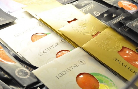 Galleria fotografica






Scozia, regione di Argyle, sud-ovest del Paese








Loch Fyne è il fiordo più noto di Argyle e anche il più lungo del Paese. Loch in gaelico significa "lago", fyne "fiordo"








Nei dintorni, colline dolci, larici, pini e abeti








Al largo si scorgono delle gabbie di acquacoltura








Disinfettare bene i piedi prima di salire sulla chiatta








Sulla chiatta, verso le gabbie dei salmoni








L’acqua in cui sguazzano i salmoni è pulita, filtrata, ricca di sali minerali








Ecco la gabbia: sono una decina in tutto, di larghezza variabile, profonde fino a 28 metri








Nuotano in circolo 30mila salmoni per gabbia. Ogni esemplare ha a disposizione 98,5 litri d’acqua per ogni chilo e mezzo di peso, uno dei più elevati del Paese








Ecco il salmone! Sono esemplari nati da uova di salmoni-riproduttori, pescati in mare e mantenuti in cattività nelle avannotterie








Al largo, accanto alle gabbie, c'è anche la base che monitora costantemente i pesci e la distribuzione (automatica) del cibo. Mangime non Ogm selezionato, integrato da proteine di origine vegetale che riducono l’utilizzo di fauna ittica utilizzata per produrre farine di pesce













Raggiunti i 3-4 anni d'età - cioè il peso di 4-6 chili, toccato in circa 8-900 giorni di acquacoltura, dei quali metà passati in acqua dolce e metà in acqua salata, per assecondare il loro istinto naturale - i salmoni vengono pescati e immediatamente riposti nel ghiaccio, accorgimento fondamentale per mantenere rigida la carne








Le lavorazioni successive vengono effettuate entro e non oltre le 15 ore dalla pesca, nel laboratorio di Cairndow, il quartier generale di Loch Fyne a un passo dalle stesse acque in cui nuotano i salmoni








I salmoni sono lavati con la stessa acqua in cui hanno nuotato fino a poco prima








E poi decapitati, spinati e sfilettati a mano


















Del salmone, come del tonno, non si butta via niente








Nel clima necessariamente polare che avvolge le operazioni, il personale di circa 60 persone è quasi interamente composto da donne. «Gli uomini non sono altrettanto precisi nell’affettare», scherzano le impiegate infagottate nelle tute sterili








Quanto lavoro? 40 ore a settimana 








I salmoni sono marinati a secco con sale e zucchero di canna








e poi sono messi nei forni di affumicatura per un intervallo di 12-24 ore, variabile a seconda della temperatura esterna













Trucioli di botte esauste da whisky: è il combustibile dell'affumicatura del salmone













Il salmone uscirà con sentori affumicati non troppo pronunciati








Manca poco al confezionamento













Tanti i formati previsti. Il più apprezzato in Italia è il Kinglas Fillet, il filettino centrale, "cuore" della spalla, chiamato anche “lingotto” per la forma





