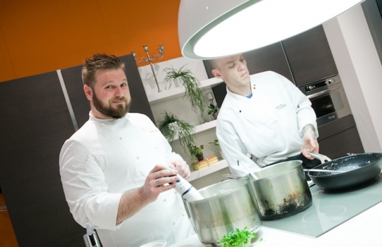 Galleria fotograficaCoda fuori dallo showroom Agape, via Statuto 12, per il piatto di Andrea BertonIl piatto di Berton:&nbsp;Focaccia di Recco con controfiletto di manzo crudo e composta di pomodoro piccanteAndrea BertonArclinea, corso Monforte 28: si preparano i fratelli&nbsp;Christian e Manuel Costardi, cuochi del ristorante Cinzia di VercelliL'imbuto di metallo per infilare il risotto nel barattolo warholiano. Alle spalle di Christian Costardi, Giulia Corradetti di Magenta BureauCostardi&rsquo;s tomato rice (omaggio a Andy Warhol)Manuel e ChristianLa gente godeCesar in via Larga 23, presidiato da&nbsp;Giovanni Ruggieri del ristorante RefettorioGiovanni Ruggieri con la sua&nbsp;Crema di patate con tarassaco all&rsquo;aceto di moscato, asparagi e salsa al crescioneGiovanni RuggieriTutti da Dada in via Larga, angolo piazza Santo Stefano, per&nbsp;Fabio Pisani e Alessandro Negrini di Aimo e NadiaFabio PisaniSpaghetti di Benedetto Cavalieri in cous cous con mozzarella di bufala campana, pomodori pugliesi &ldquo;al filo&rdquo; e profumo di limoni della CostieraLa granelle di cous cous &egrave; ricavata da spaghettoni frullati a crudoDa De Longhi, via Borgogna 8, c'&egrave; Alice Delcourt dell'Erba BruscaAlice DelcourtUltimo giro d'olio per il&nbsp;Cous cous speziato con erbe aromatiche, albicocche e zuccaMatteo Torretta ha cucinato allo Scavolini Store di piazza MissoriA destra Matteo Torretta, chef de Al V Piano di Milano