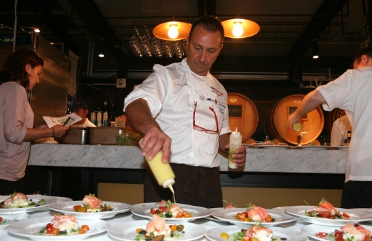 Galleria fotografica






Giuseppe Rambaldi del Combal.Zero, in sostituzione dello chef Davide Scabin, Mario Batali, Babbo e tanto altro a New York e Cesare Battisti, Ratanà a Milano








Ravioli gamberi e basilico con burro e zucca di Mario Batali








Penne con crema di peperoni di Cesare Battisti








Riccardo Felicetti e Pavia Rosati








Mario Batali e Alex Pilas, responsabile delle cucine di Eataly New York








Moreno Cedroni, ristorante Madonnina del Pescatore di Senigallia (Ancona) e Dave Pasternack, Esca a New York City








Baccalà e lepre in salsa di lamponi di Moreno Cedroni








Crudo con mele e rape di Dave Pasternack








Alessandra Rotondi, Moreno Cedroni e il suo sous chef Luca Abbadir








Berlucchi nei calici








I protagonisti della cena del primo giorno in Birreria di Eataly: Alex Pilas, Carlo Cracco, Matteo Monti, Mauro Uliassi, Giuseppe Rambaldi, Cesare Battisti, Mark Ladner, Katia Delogu, Mario Batali e Claudio Ceroni di Magenta Bureau








Appuntamento al buio, il dessert di Katia Delogu








Sala piena sul tetto di Eataly








Batali fotografa Massimo Bottura e Daniel Boulud, protagonisti della prima lezione del secondo giorno








Massimo Bottura, Sara Peirone di Lavazza e Paolo Marchi








Batali, Boulud, Bottura








Massimo Bottura, il suo secondo Takahiko Kondo e il neo-cuoco di Taglio a Milano Domenico Della Salandra








L'Uovo in gelatina di Daniel Boulud








Sara Jenkins, Porcena a New York e Mauro Uliassi, Uliassi a Senigallia (Ancona)








Audience attenta e divertita








Spaghettoni al pomodoro (di ogni colore e gusto, sei o sette tipi diversi) di Sara Jenkins








I Gamberi crudi in crema di pomodori e prugne di Mauro Uliassi








 Con Claudio Ceroni di Magenta Bureau, i protagonisti della seconda cena alla Birreria di Eataly. Da sinistra: Massimo Bottura, Moreno Cedroni, Cesare Battisti, Viviana Varese, Lidia Bastianich, Katia Delogu, Fortunato Nicotra e Alex Pilas








Mark Ladner, Joe Bastianich e Carlo Cracco





